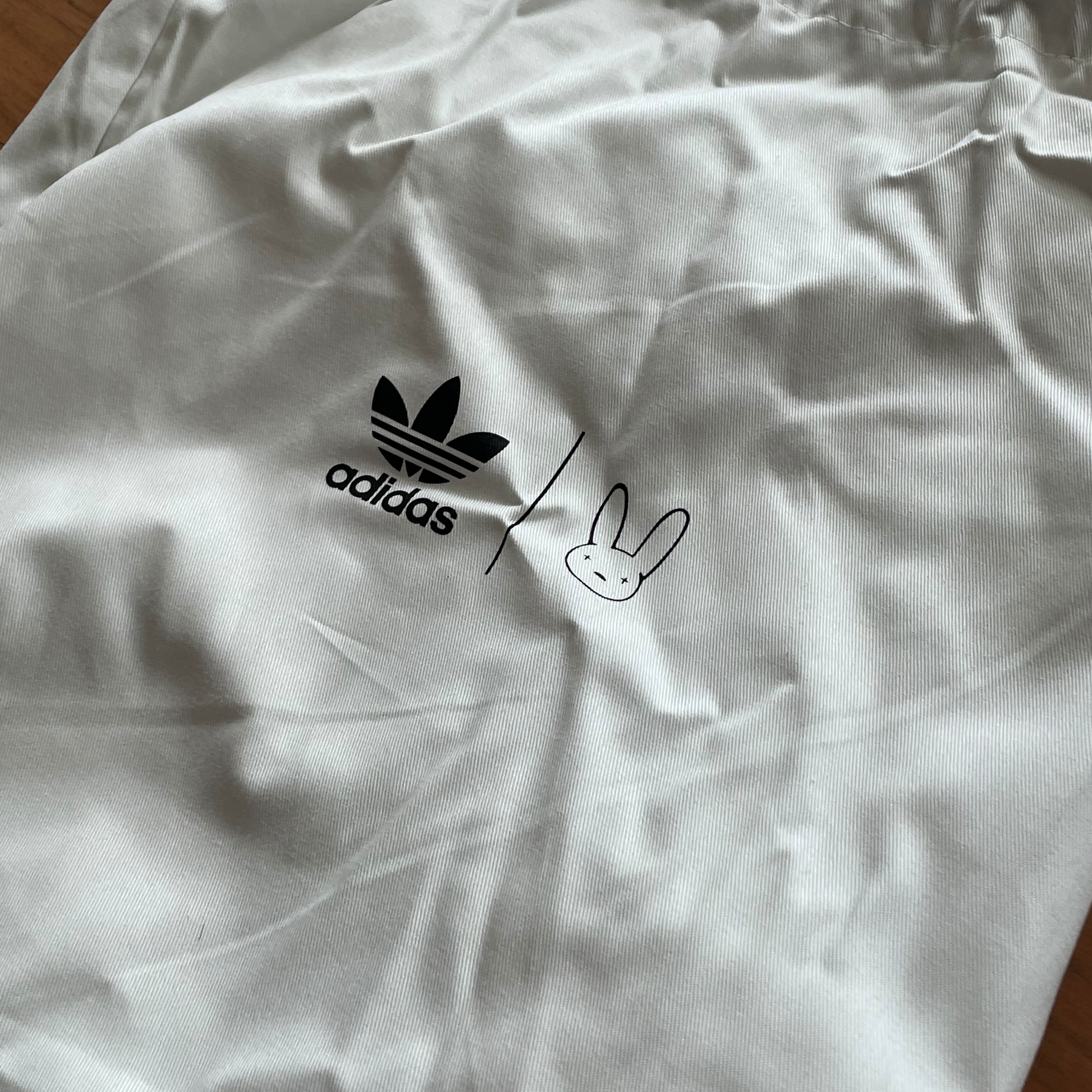 Adidas x Bad Bunny Forum Low Cloud White Clear Onix 착용 스타일 - 2