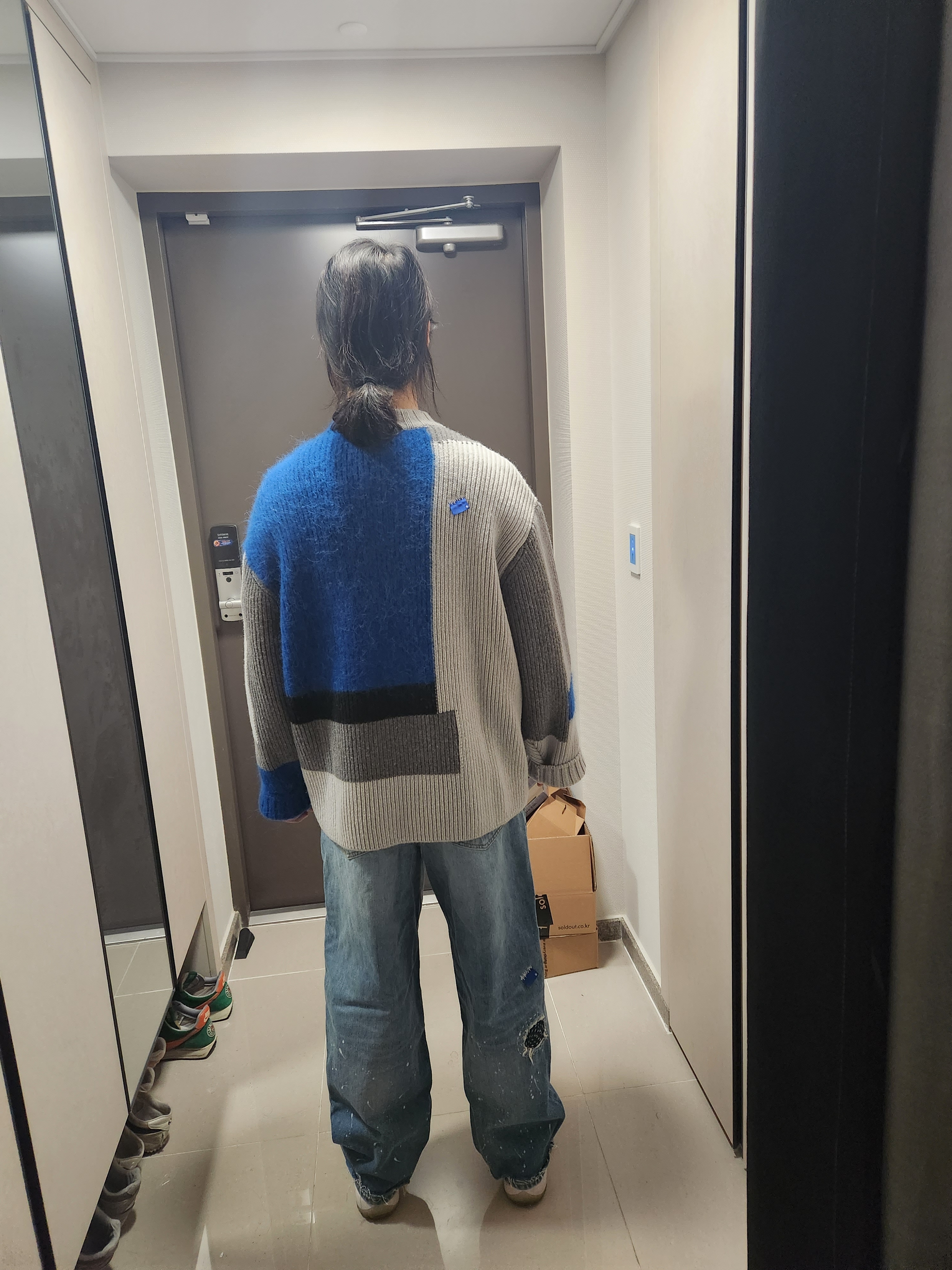 Zara x Ader Error Patchwork Oversize Knit Sweater Multicolor, Zara x Ader Error Patchwork Jeans Blue 착용 스타일