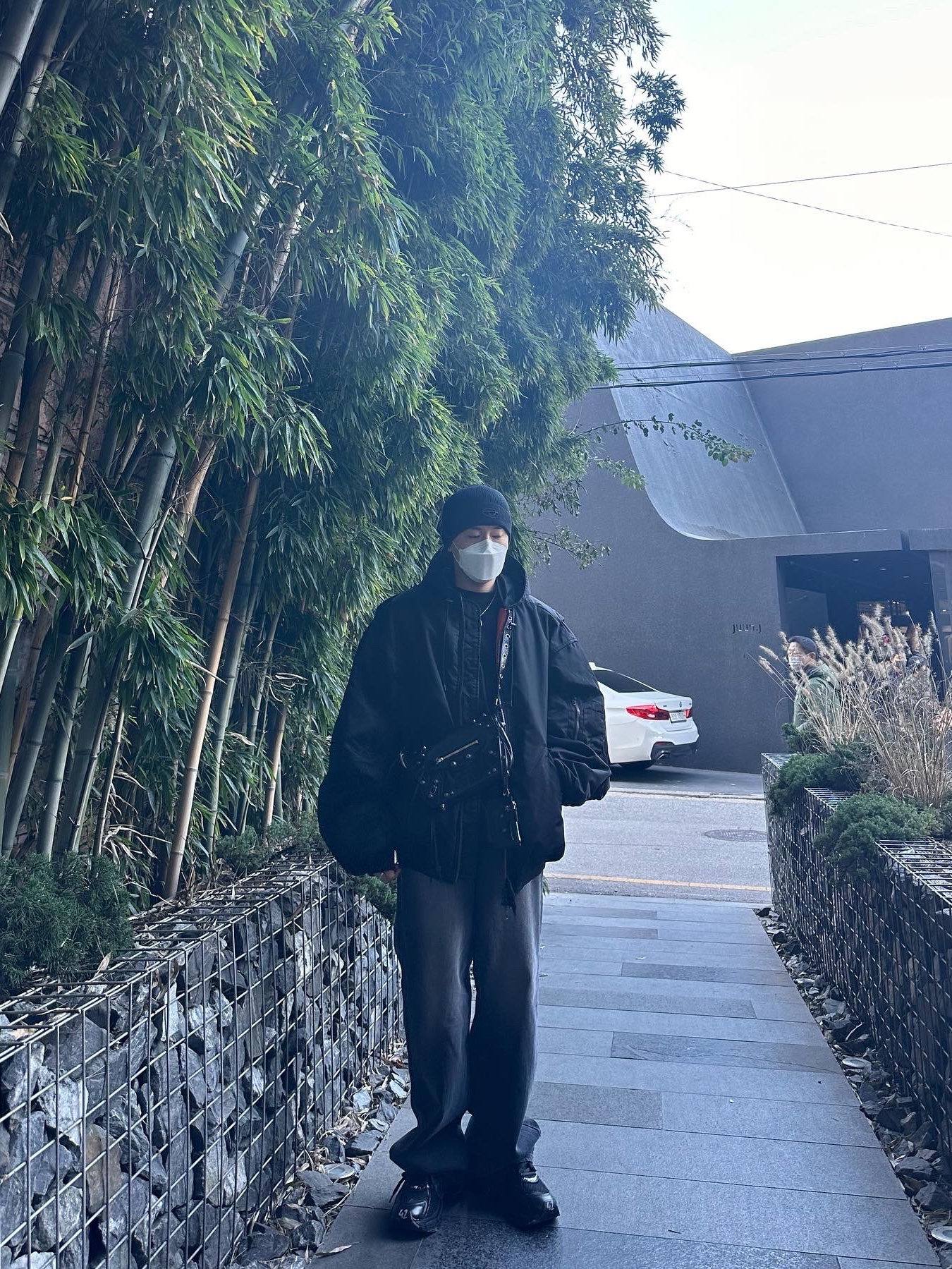 Balenciaga Runner Sneakers Black, Balenciaga Rhinestones Crocodile Embossed Le Cagole XS Shoulder Bag Black 착용 스타일 - 4