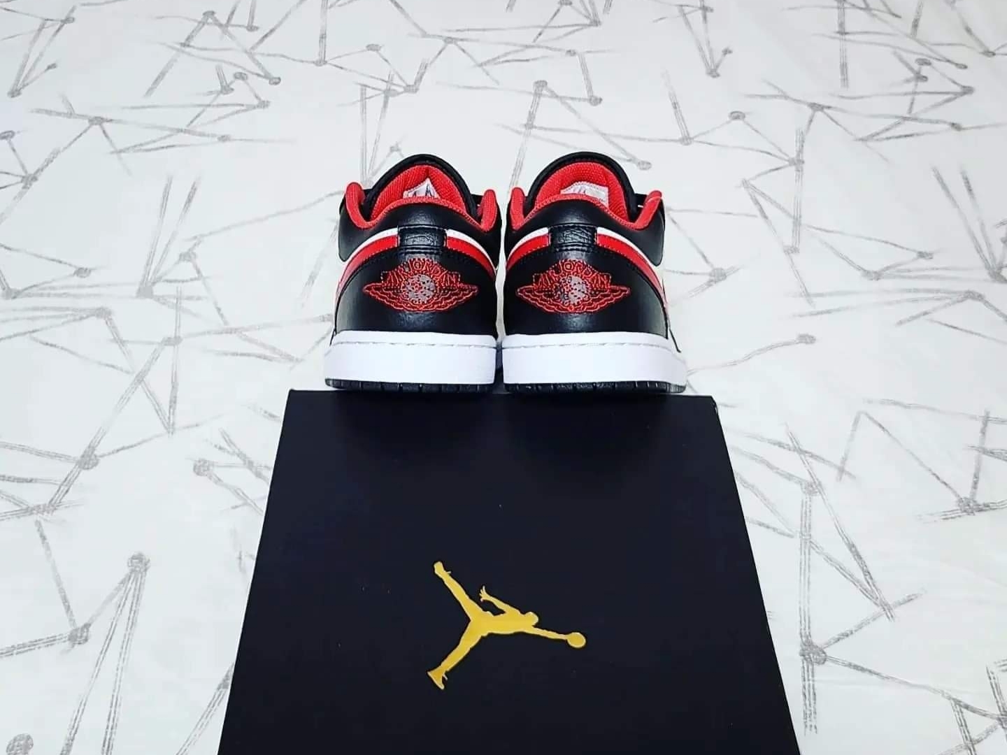Jordan 1 Low Black Fire Red 착용 스타일 - 5