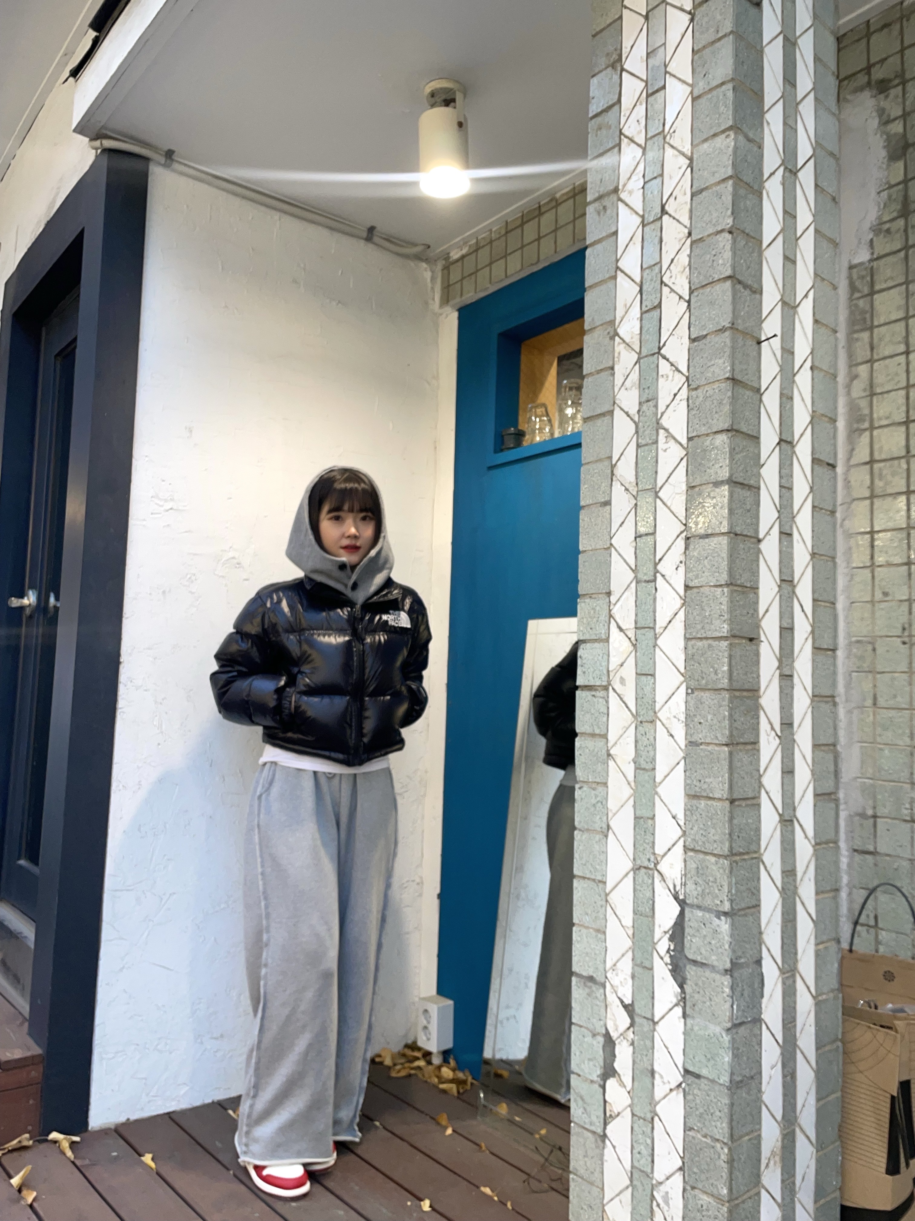 (W) The North Face Nuptse Short Jacket TNF Black, (PS) Jordan 1 Retro High OG Chicago 2022 착용 스타일 - 4