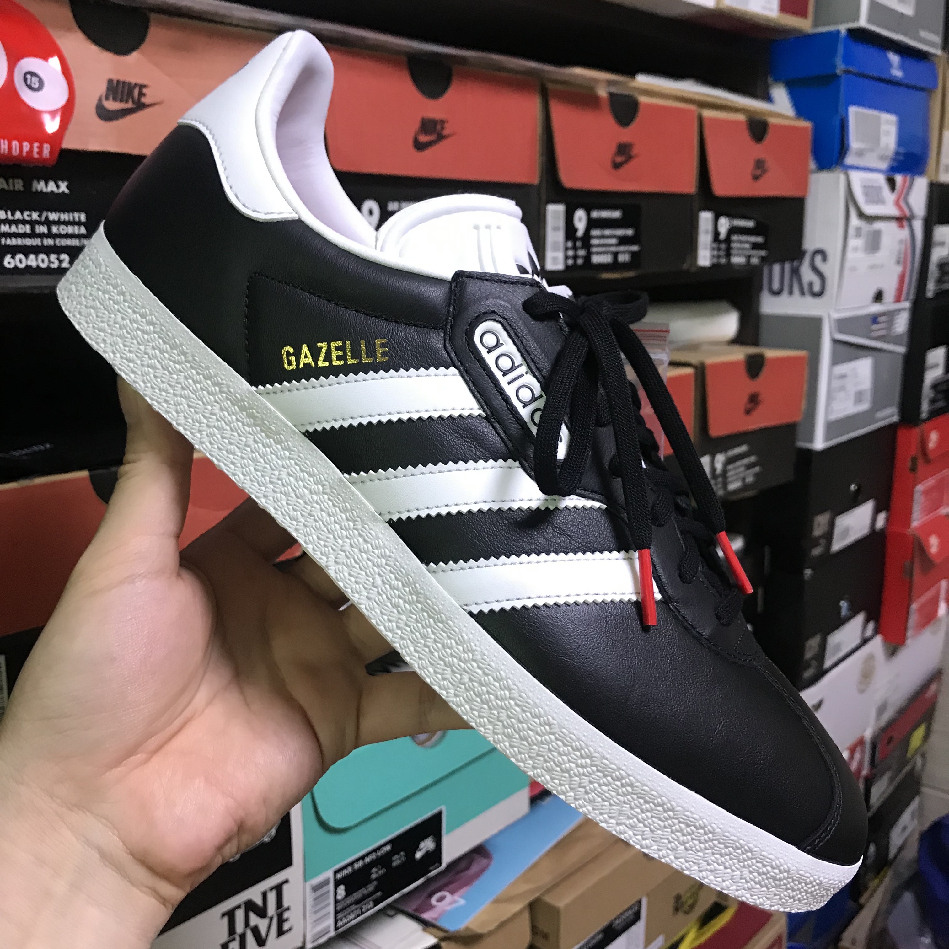 Adidas Gazelle Super Essential Core Black Crystal White, Adidas Gazelle Core Black White 착용 스타일 - 2