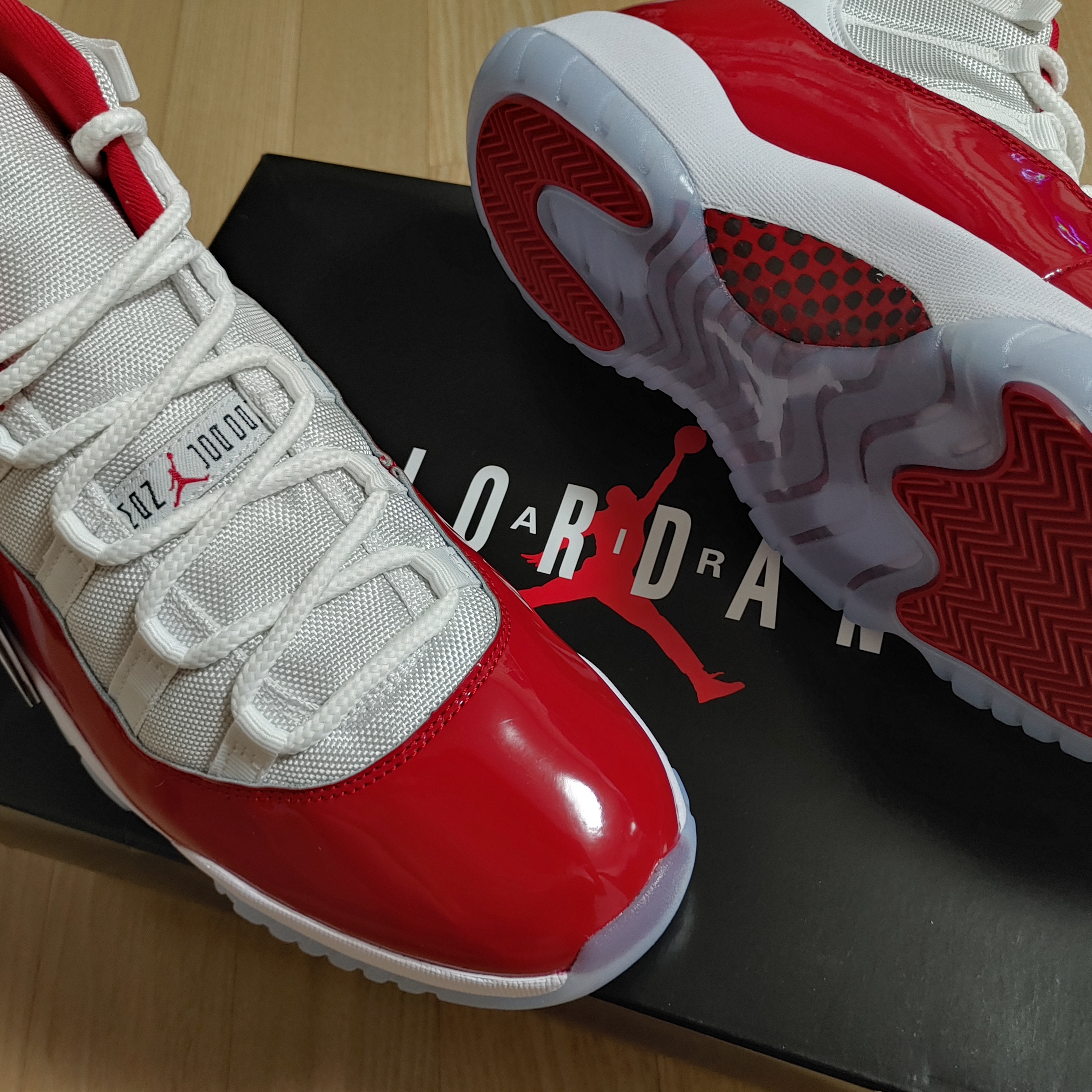 Jordan 11 Retro Varsity Red 착용 스타일 - 3
