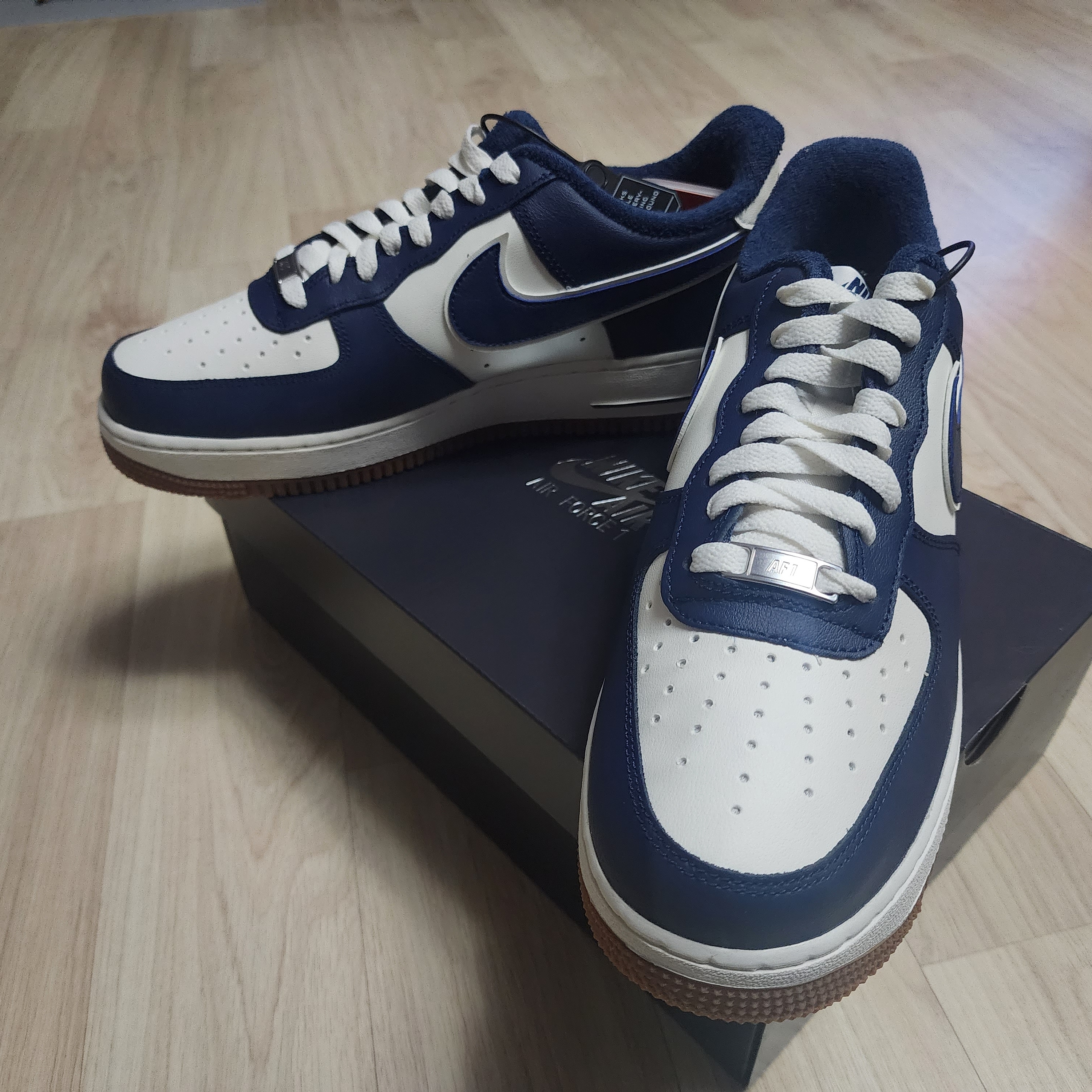 Nike Air Force 1 '07 LV8 Night Maroon, Nike Air Force 1 '07 LV8 Midnight Navy 착용 스타일 - 2