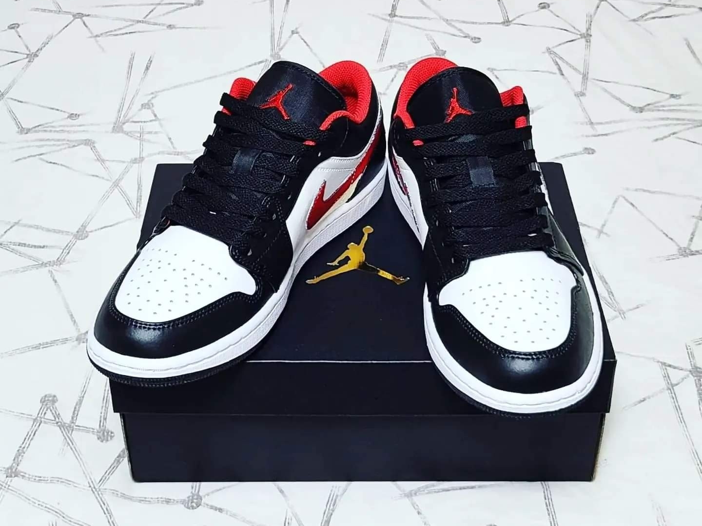 Jordan 1 Low Black Fire Red 착용 스타일 - 3