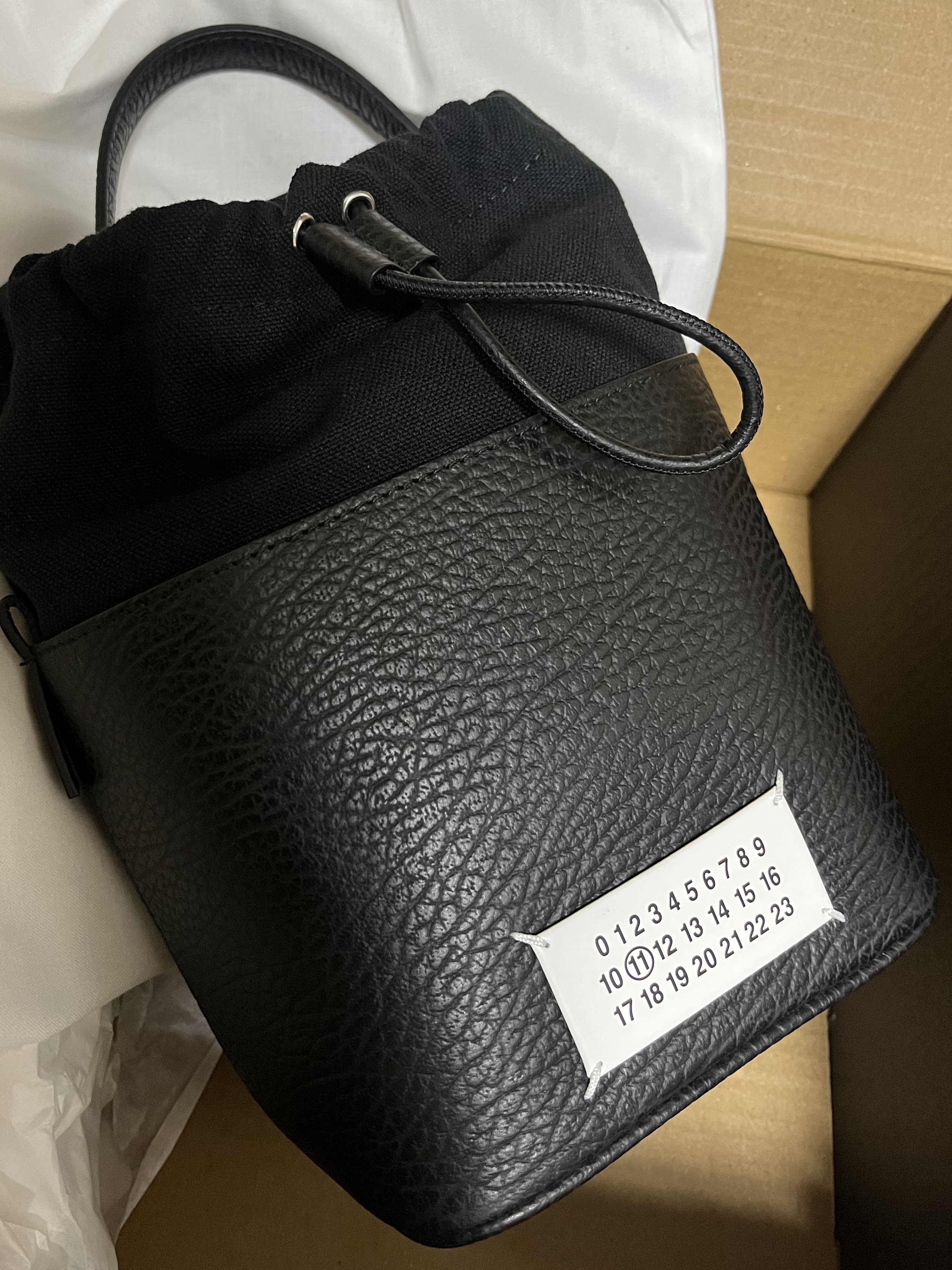 Maison Margiela 5AC Bucket Bag Black 착용 스타일
