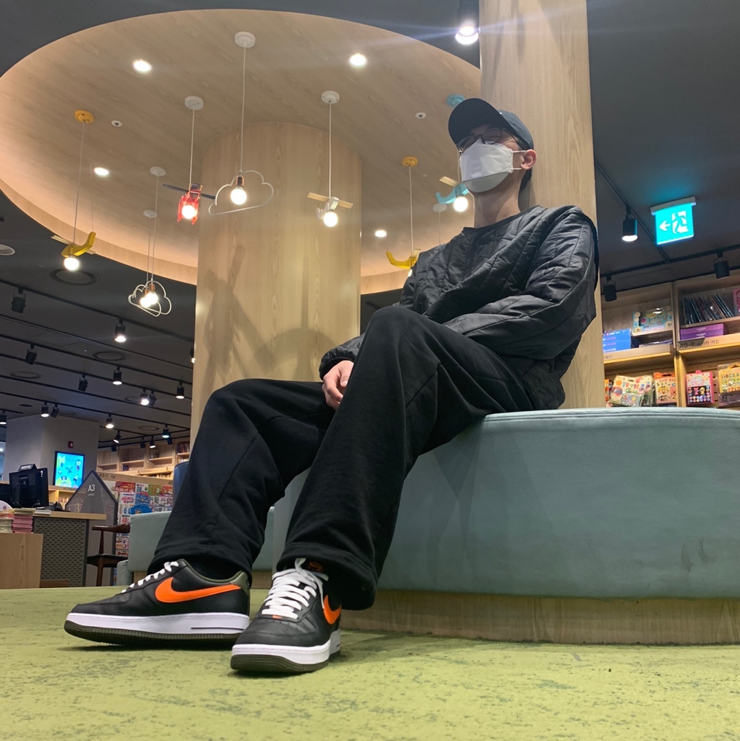 Nike Air Force 1 '07 LV8 Black Total Orange 착용 스타일