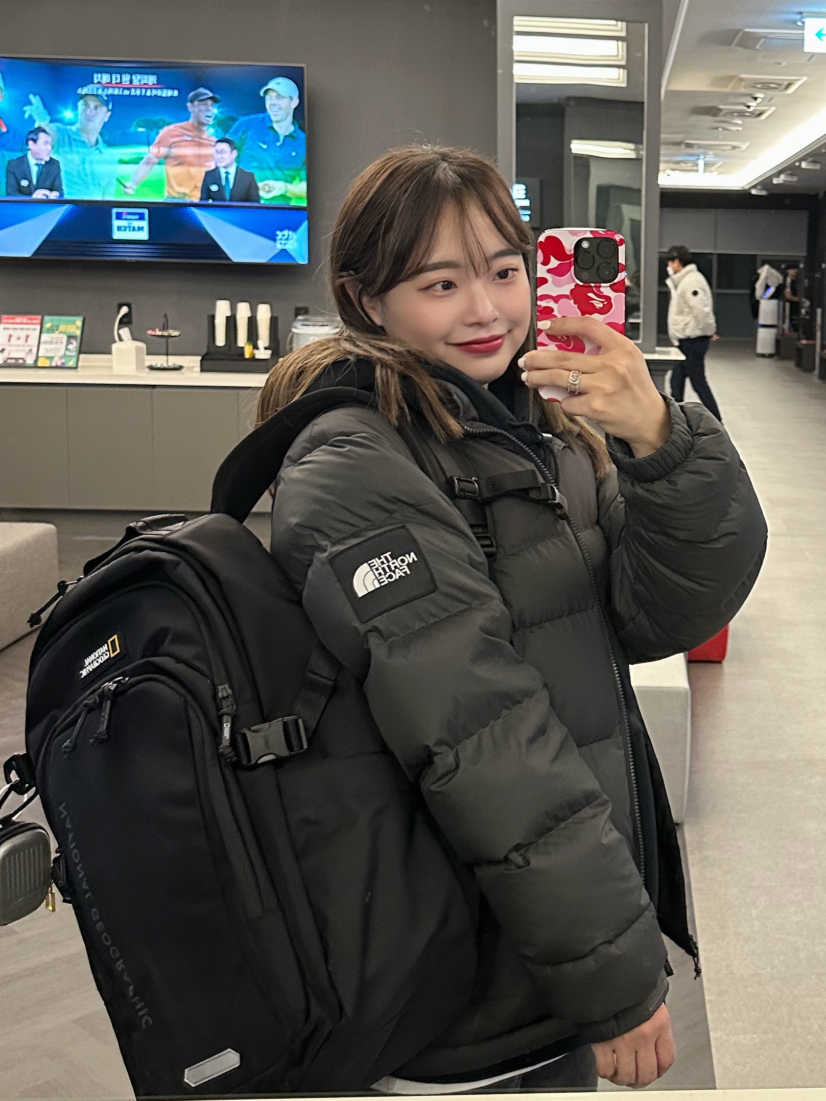 The North Face 1992 Nuptse Jacket Charcoal, Jordan 1 Mid Light Smoke Grey 착용 스타일 - 4