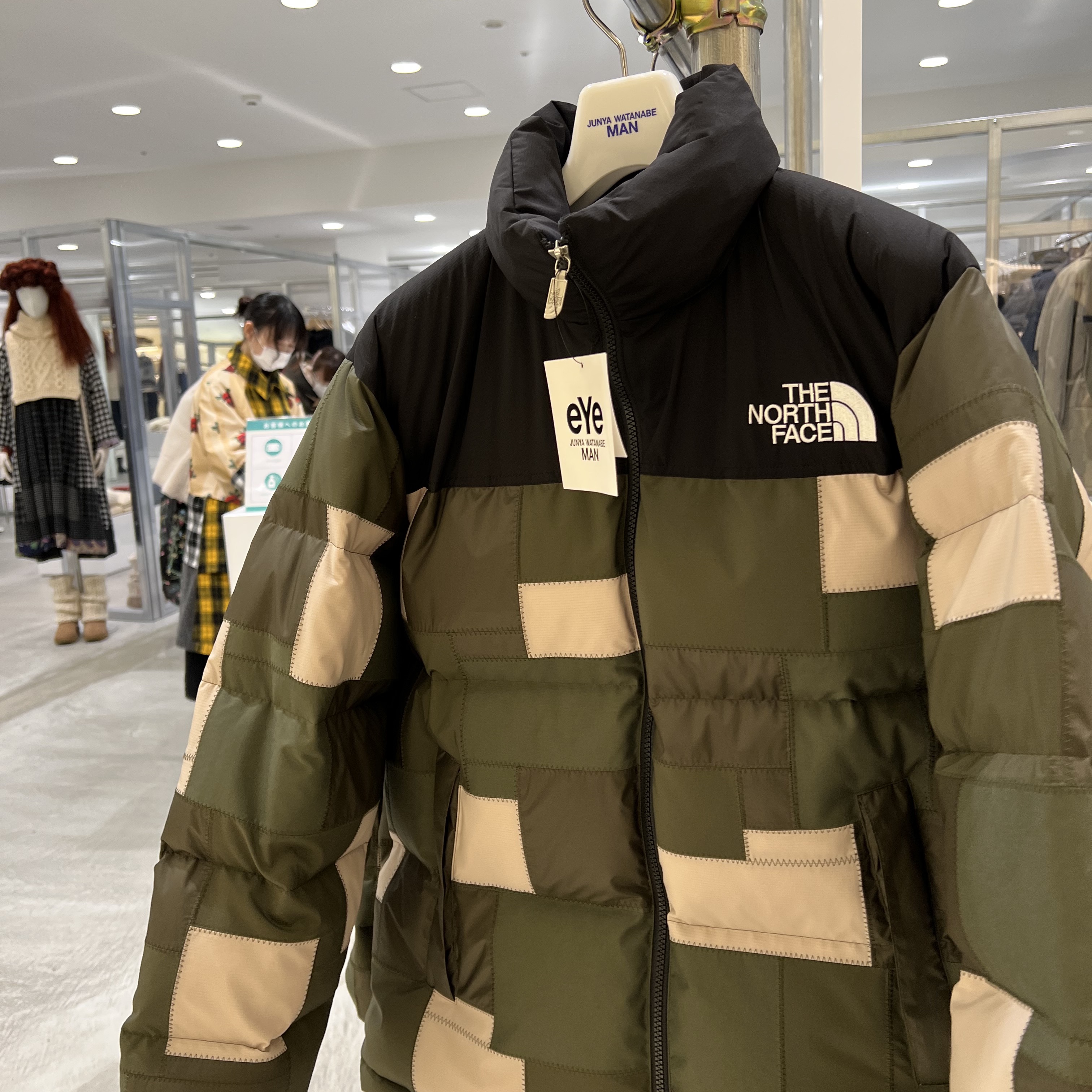 The North Face x Comme des Garcons Junya Watanabe Man Nuptse Down Jacket Khaki 착용 스타일 - 1