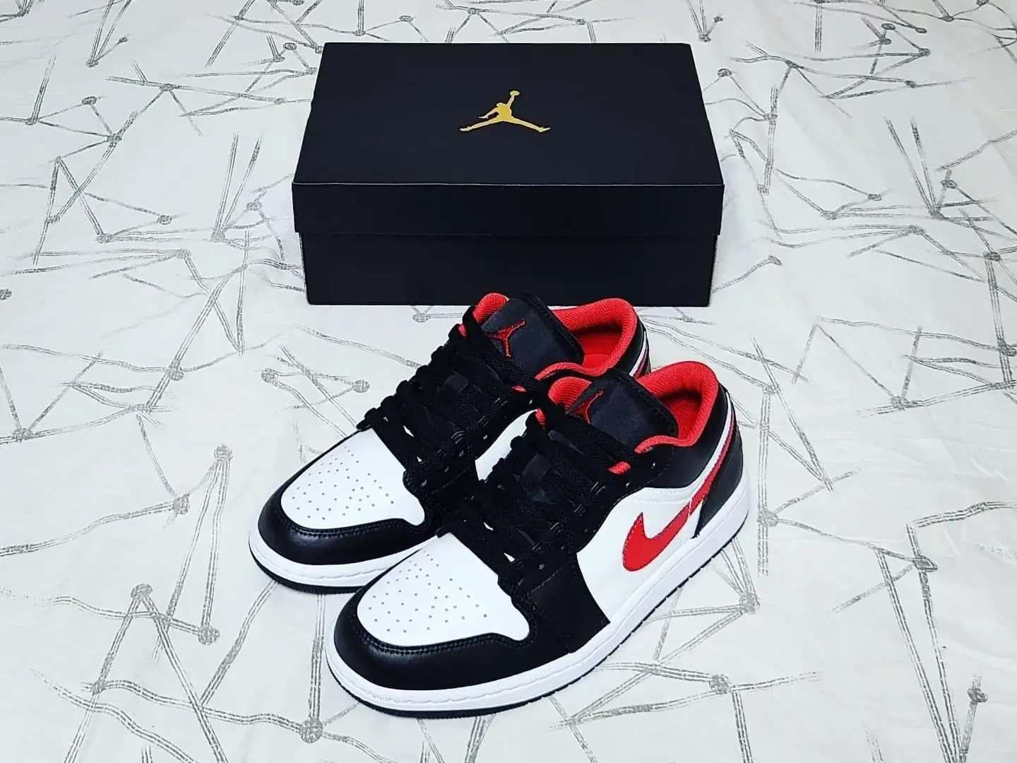 Jordan 1 Low Black Fire Red 착용 스타일 - 1