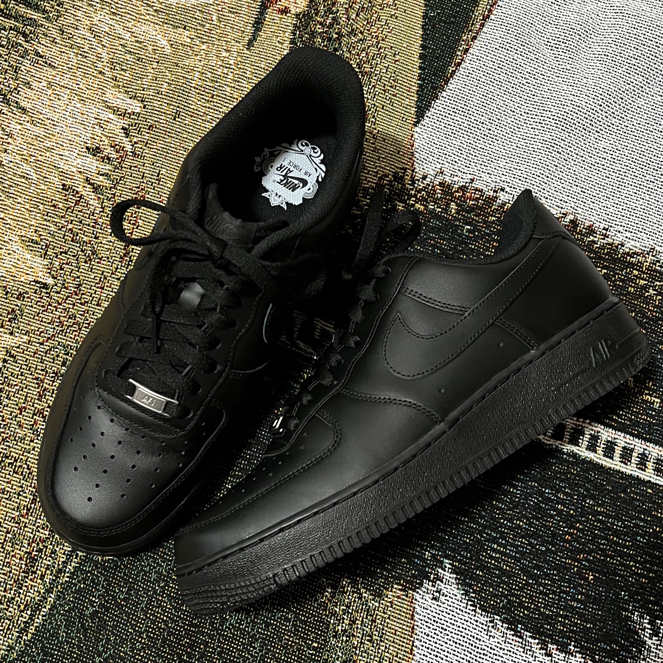 Nike Air Force 1 '07 Low Triple Black 착용 스타일 - 1