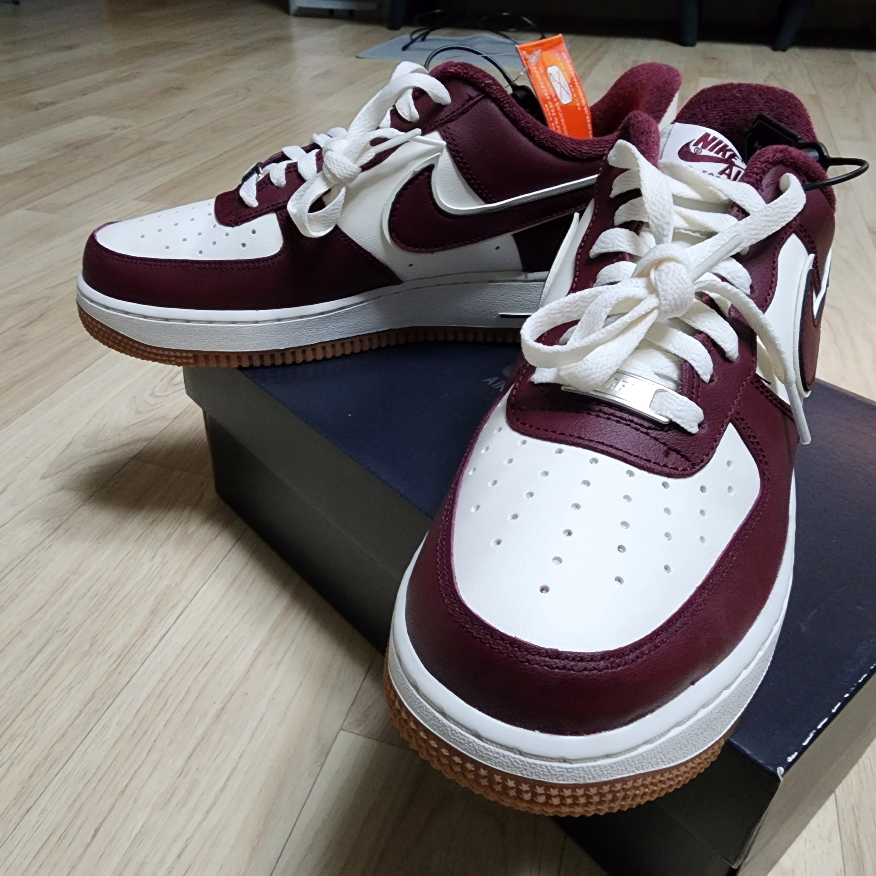 Nike Air Force 1 '07 LV8 Night Maroon, Nike Air Force 1 '07 LV8 Midnight Navy 착용 스타일 - 1