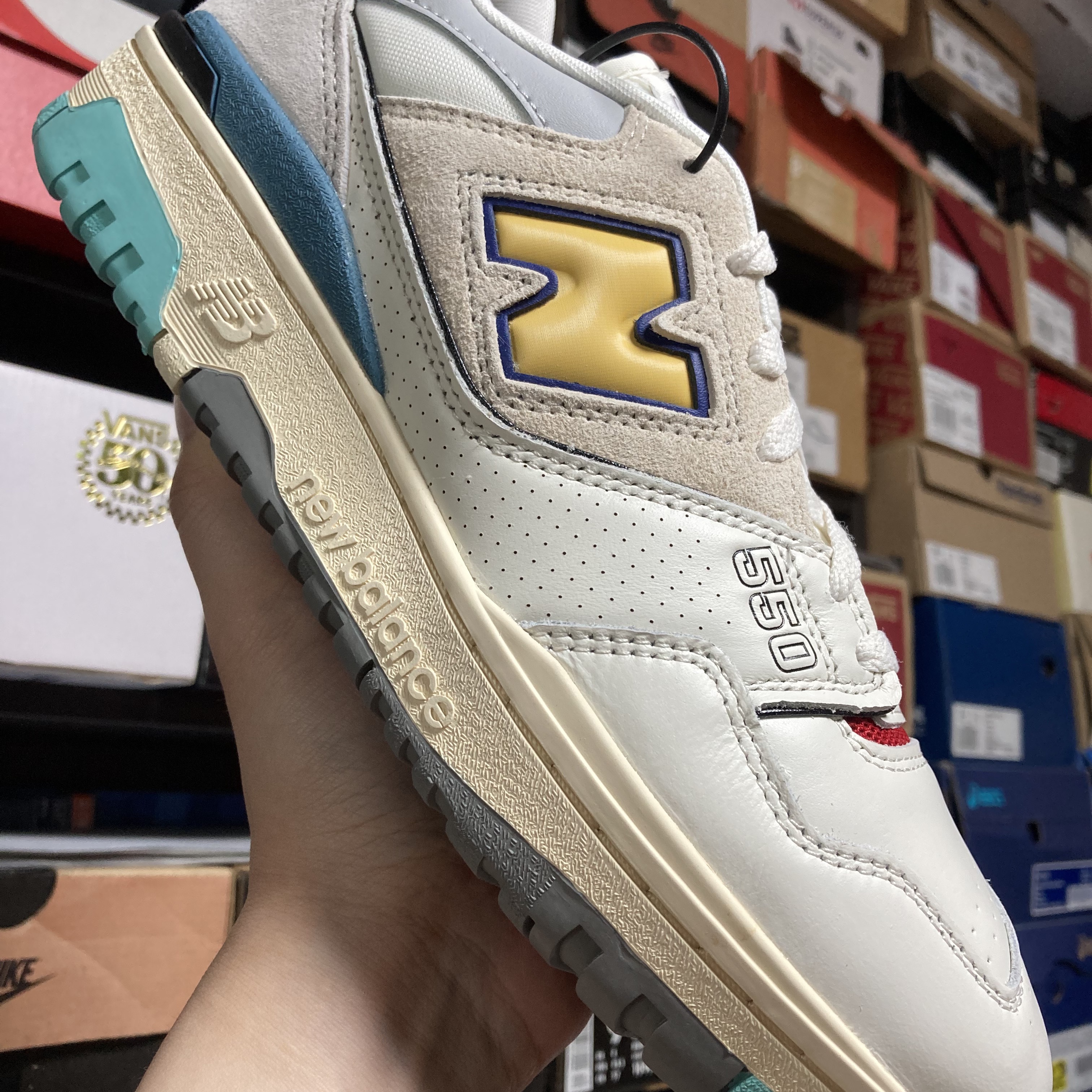 New Balance 550 Sea Salt Yellow - 2E Wide 착용 스타일 - 2