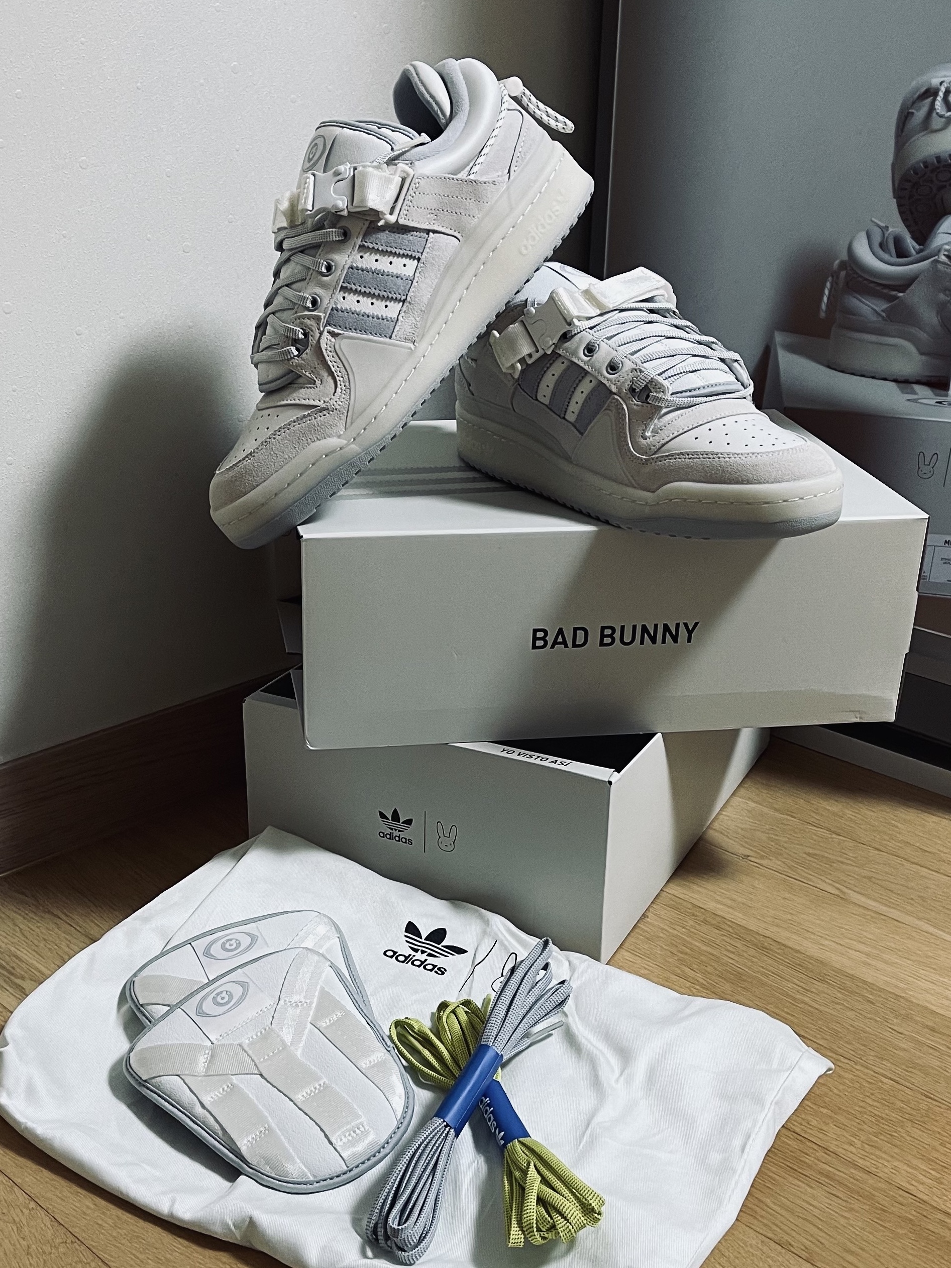 Adidas x Bad Bunny Forum Low Cloud White Clear Onix, Adidas x Bad Bunny Forum Low Blue Tint 착용 스타일