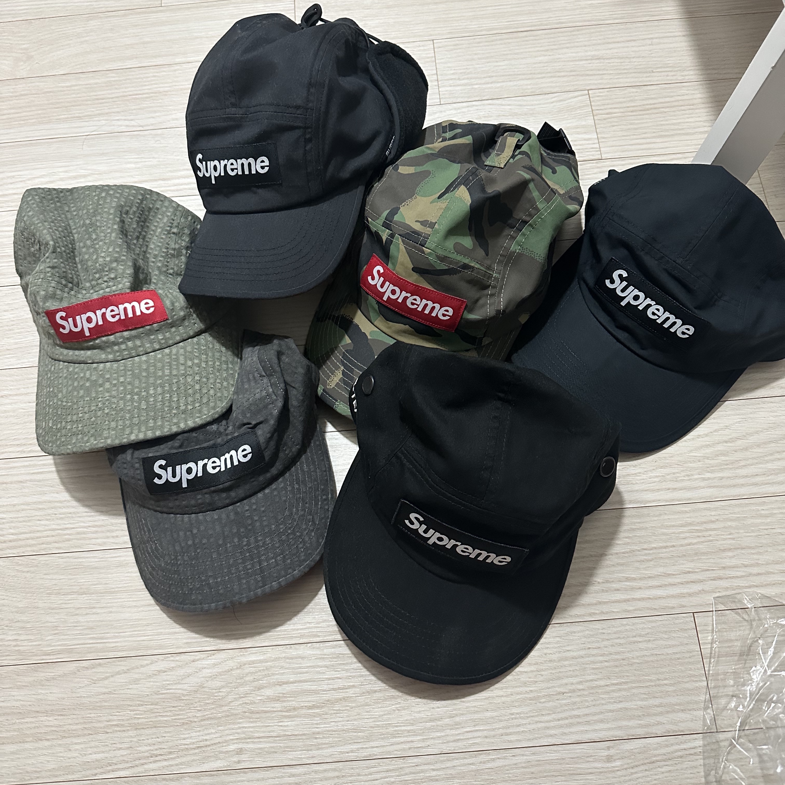 Supreme Packable Earflap Camp Cap Black - 22FW, Supreme Military Camp Cap Black - 22SS 착용 스타일