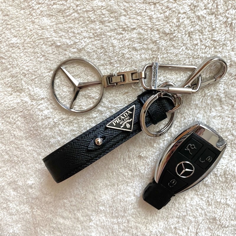 Prada Saffiano Triangle Logo Keyring Black 착용 스타일 - 3