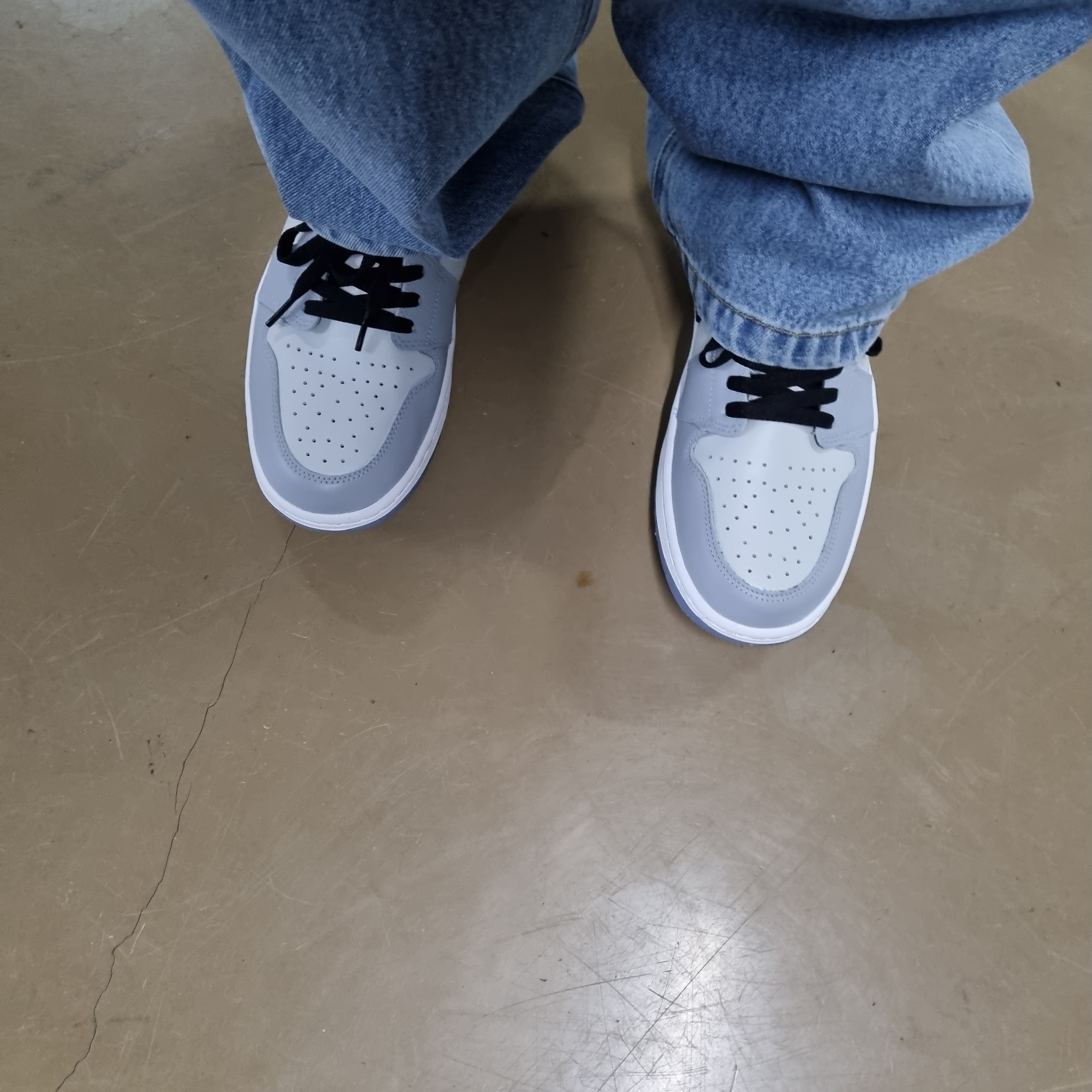 Jordan 1 Low Golf Wolf Grey 착용 스타일 - 2