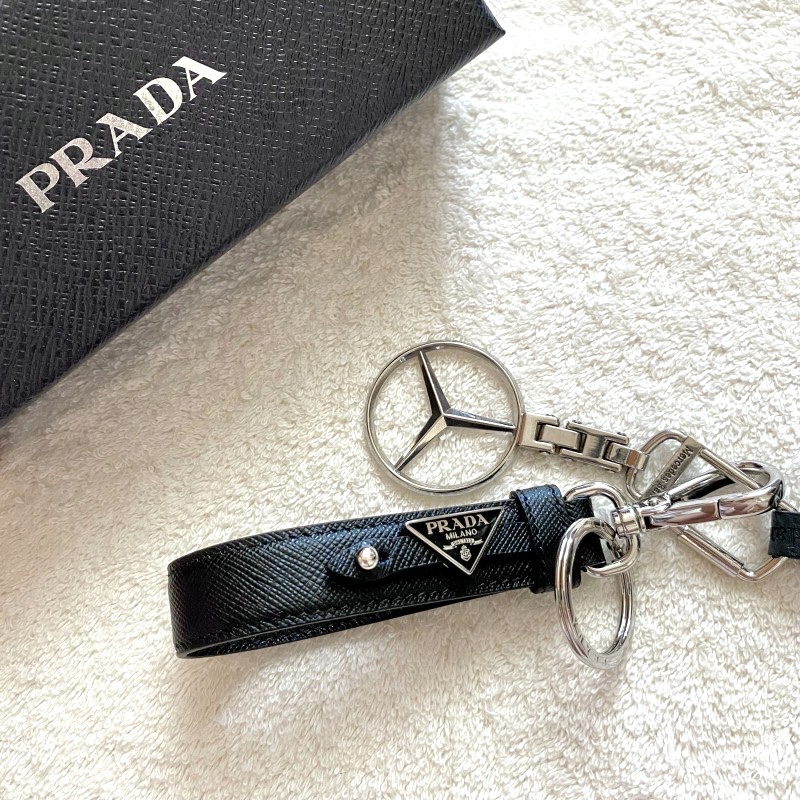 Prada Saffiano Triangle Logo Keyring Black 착용 스타일 - 2