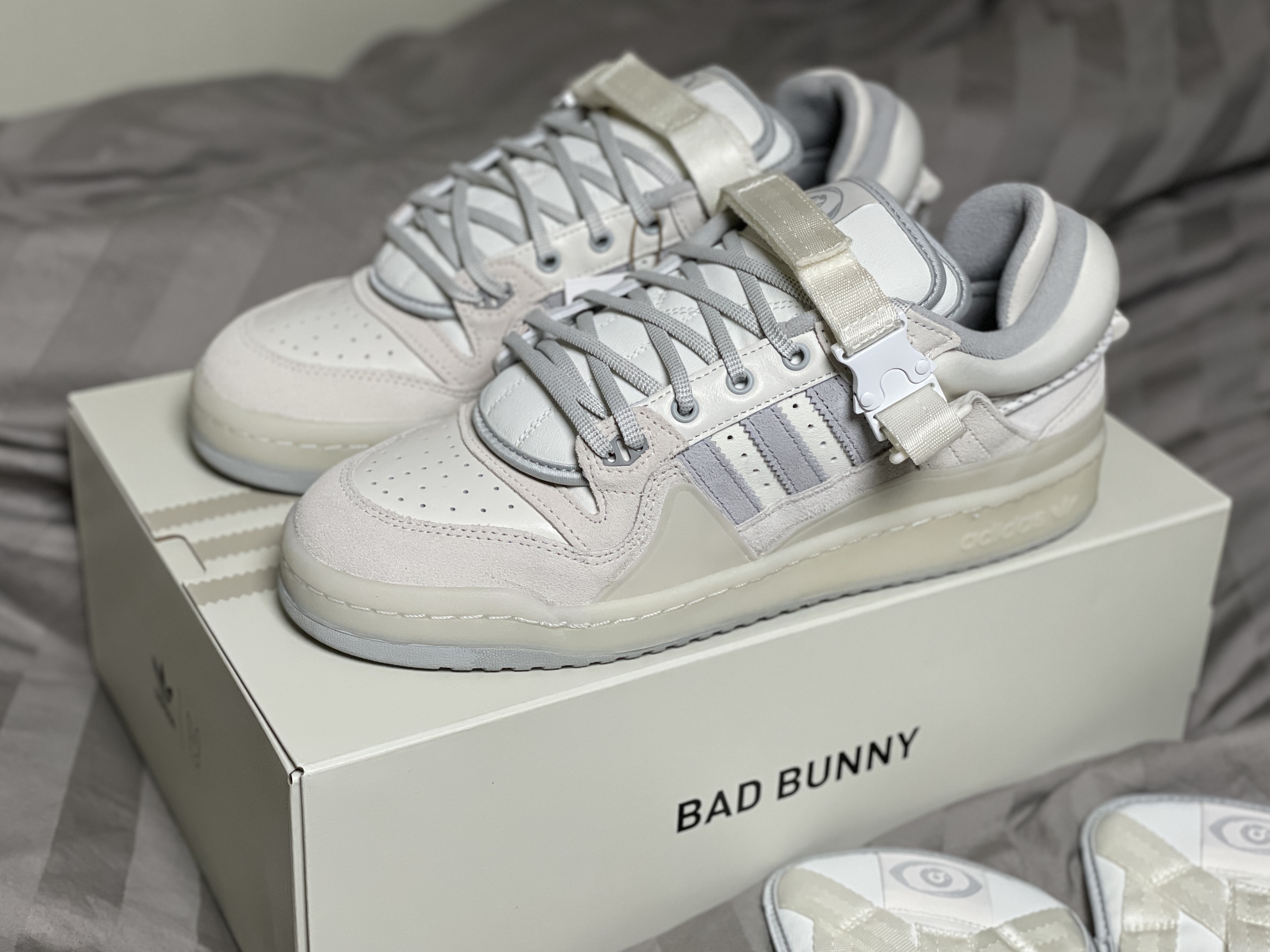Adidas x Bad Bunny Forum Low Cloud White Clear Onix 착용 스타일