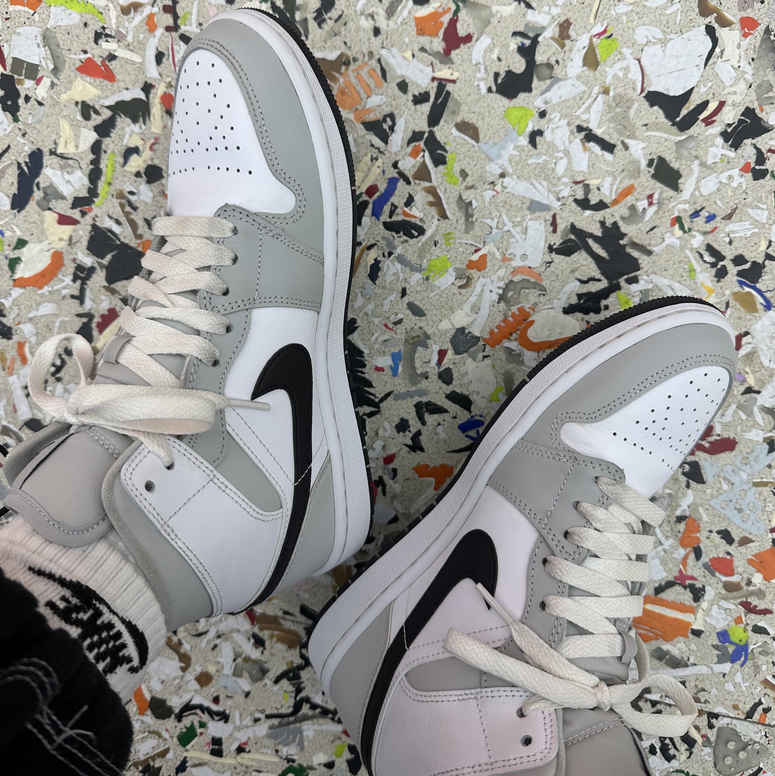 (W) Jordan 1 Mid Grey Fog 착용 스타일 - 1