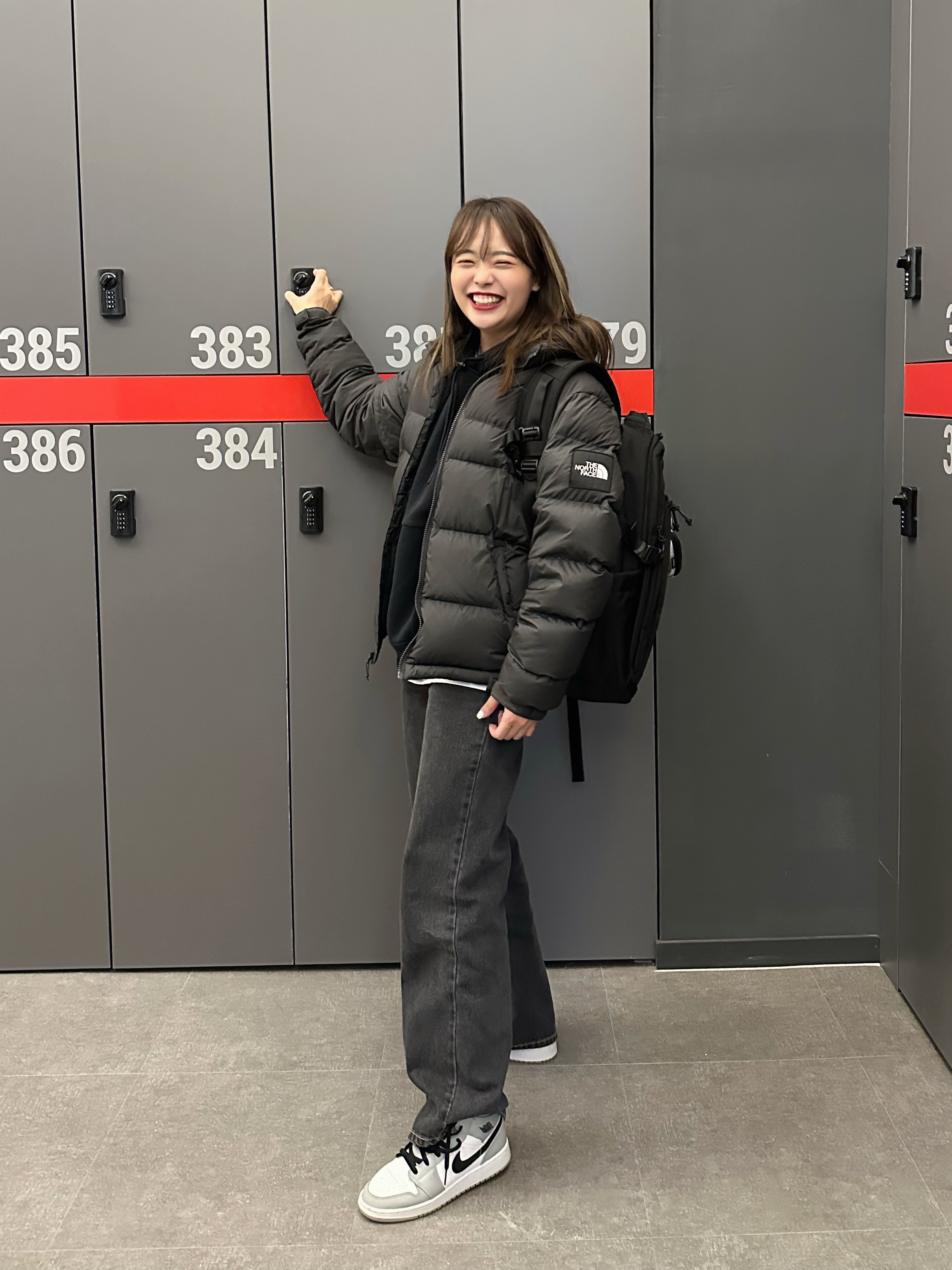 The North Face 1992 Nuptse Jacket Charcoal, Jordan 1 Mid Light Smoke Grey 착용 스타일 - 2
