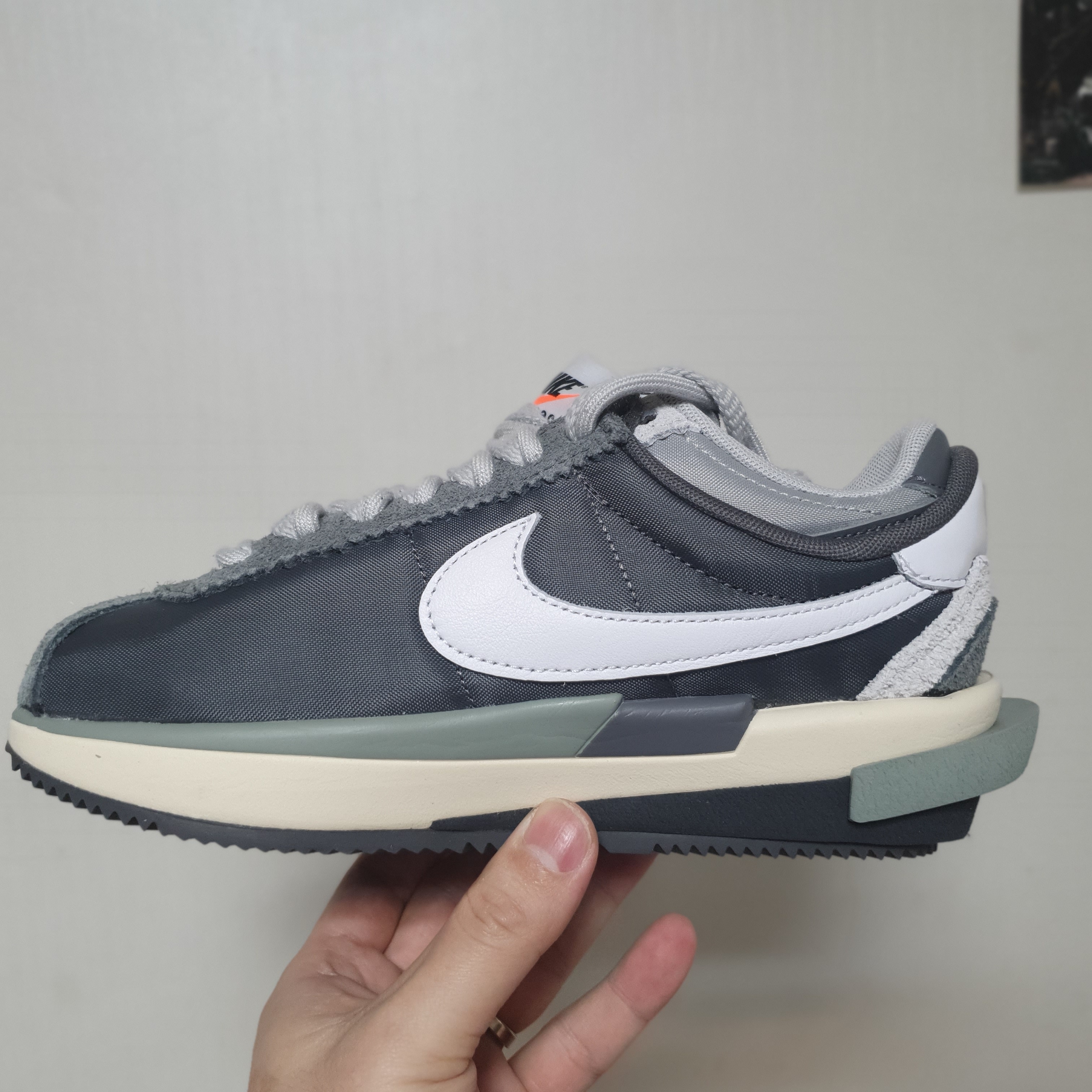 Nike x Sacai Zoom Cortez SP Iron Grey 착용 스타일 - 2