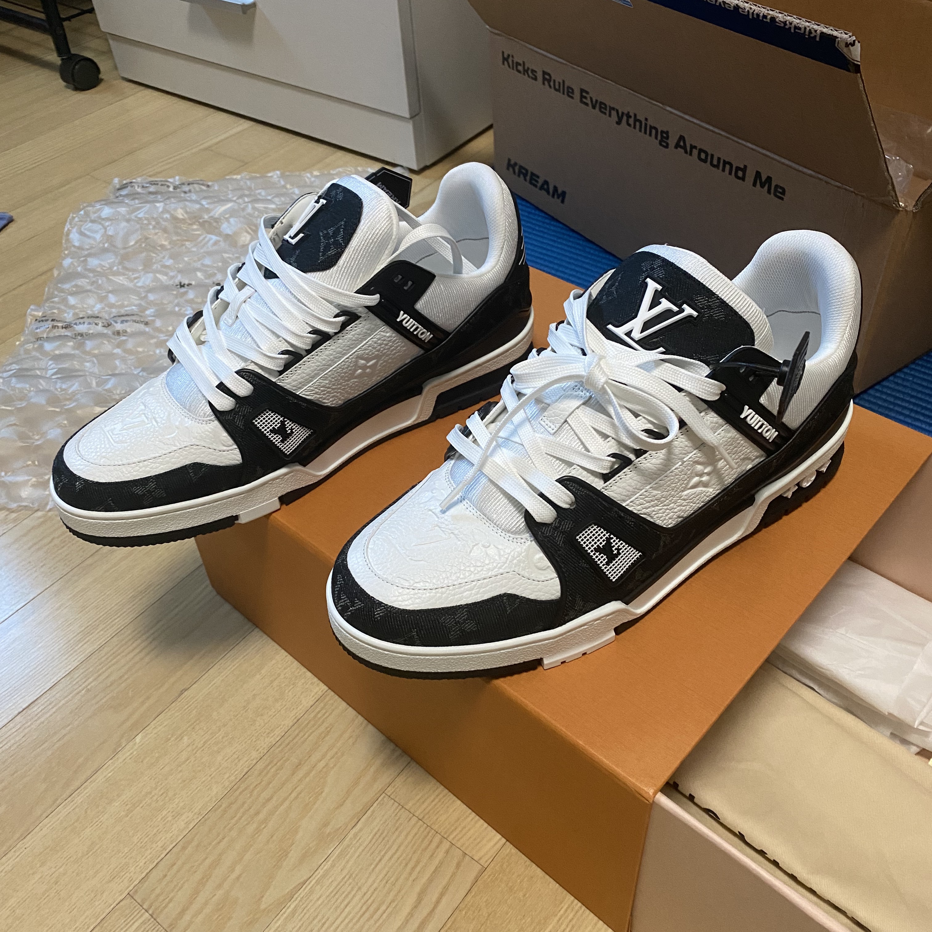 Louis Vuitton LV Trainer Sneakers Monogram Denim Black 착용 스타일 - 1