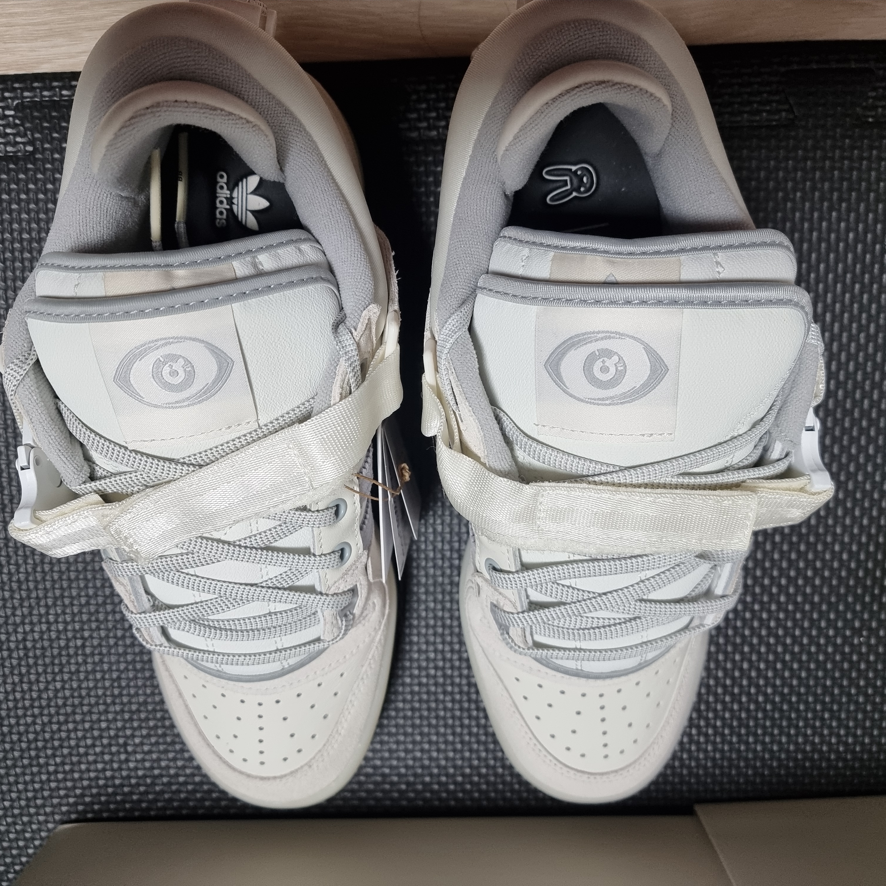 Adidas x Bad Bunny Forum Low Cloud White Clear Onix 착용 스타일 - 4