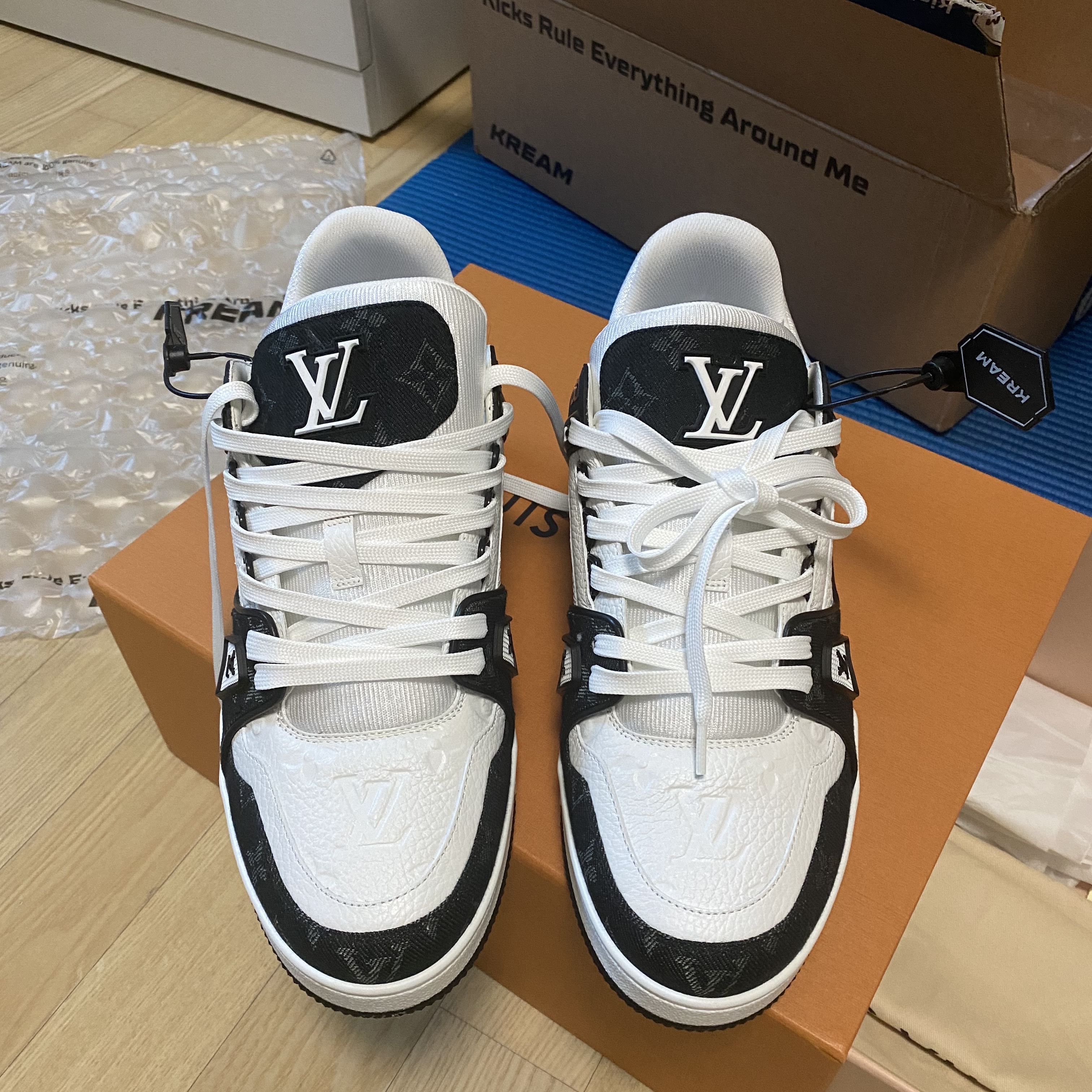 Louis Vuitton LV Trainer Sneakers Monogram Denim Black 착용 스타일 - 2