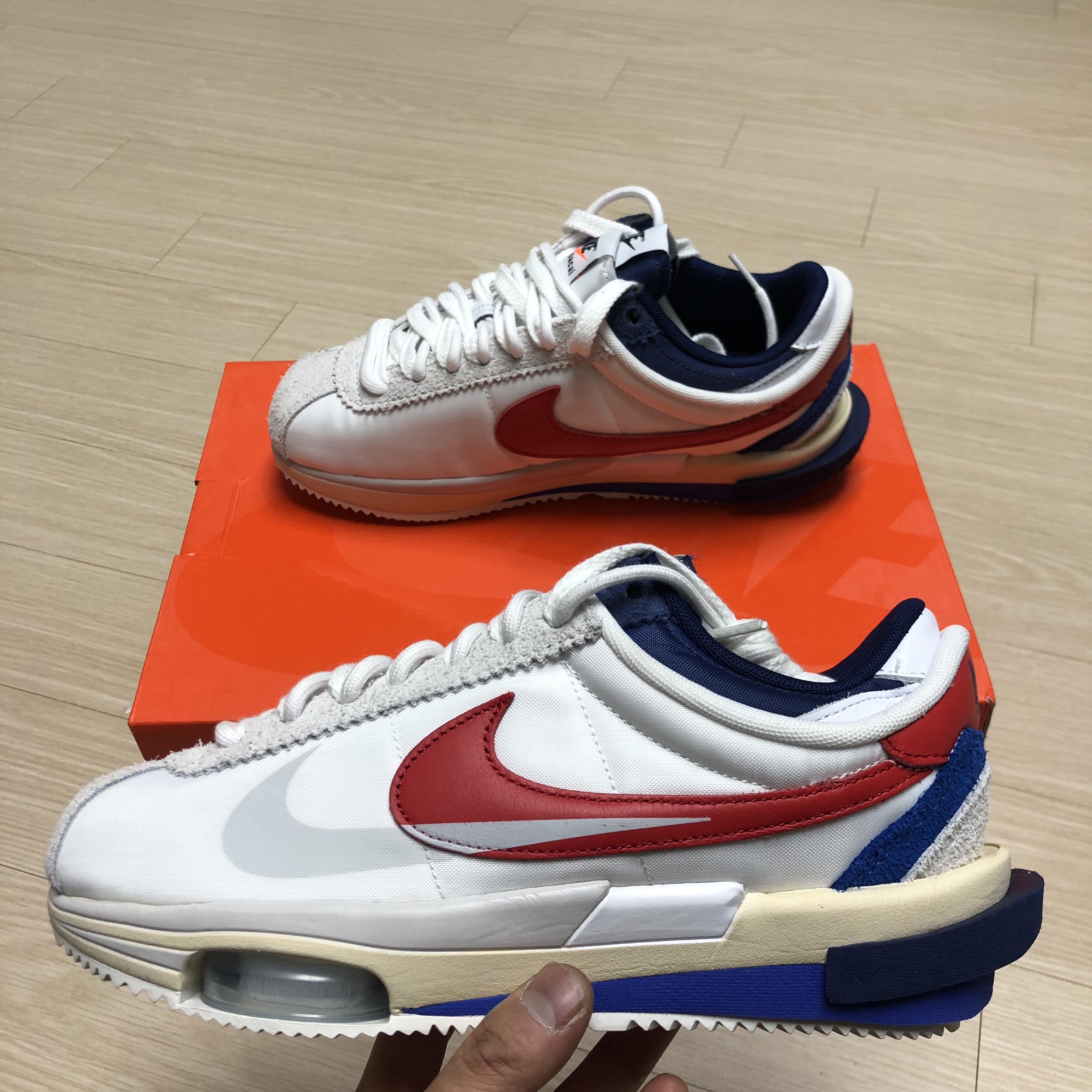 Nike x Sacai Zoom Cortez SP White and University Red 착용 스타일 - 1