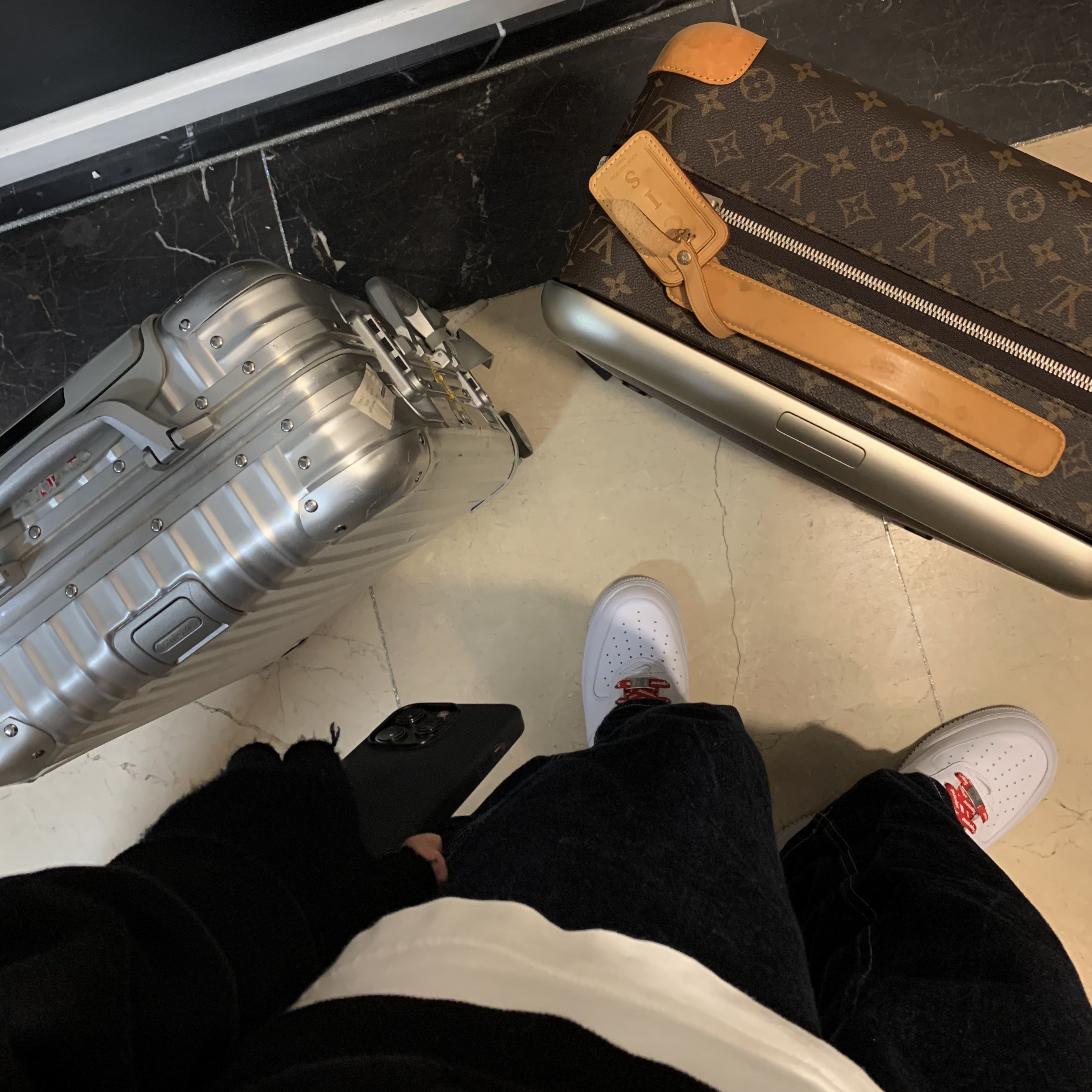 Rimowa Original Cabin Aluminium Suitcase Silver, Nike x Supreme Air Force 1 Low White 착용 스타일 - 1