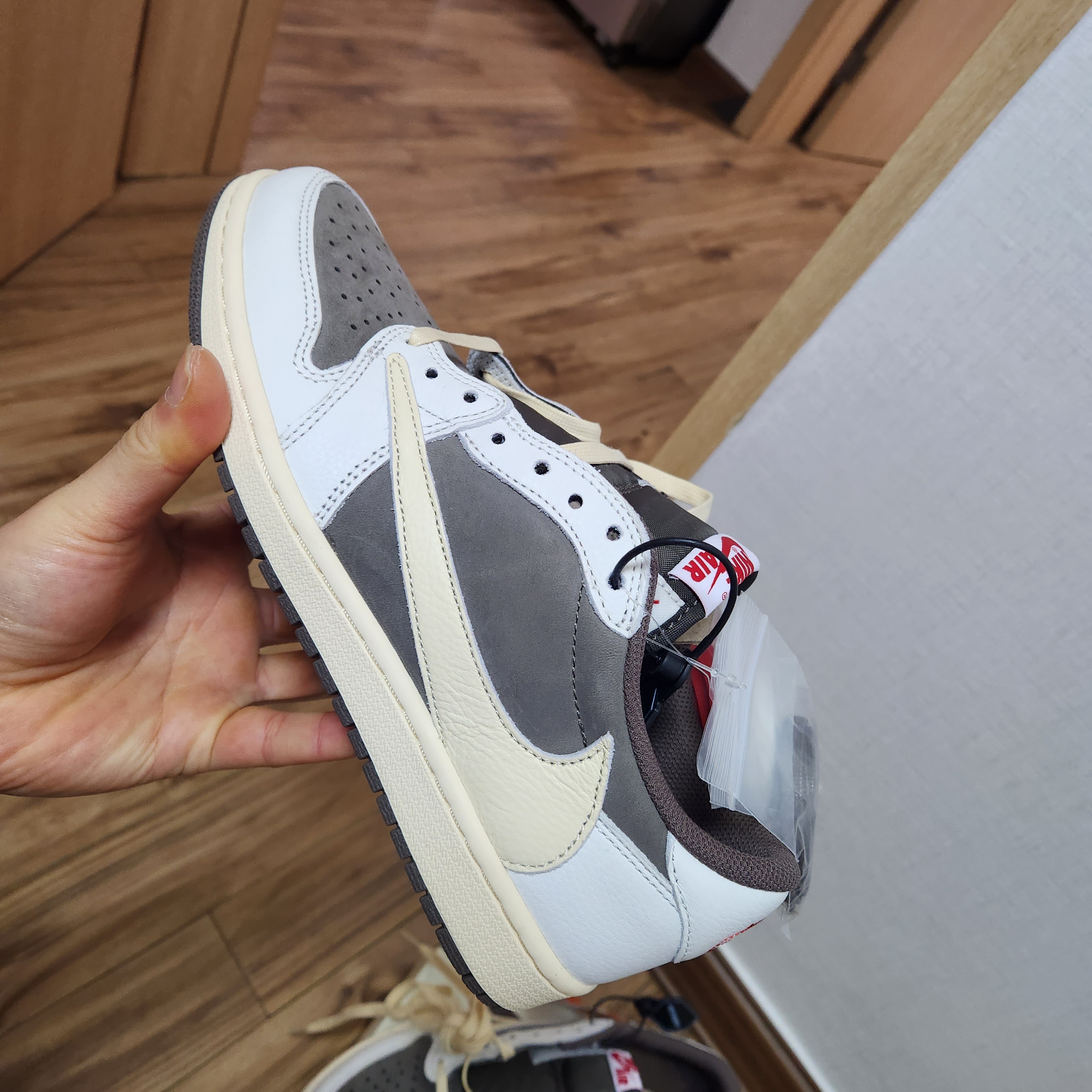 Jordan 1 x Travis Scott Retro Low OG SP Sail and Ridgerock, Jordan 1 Low Golf Court Purple 착용 스타일 - 2