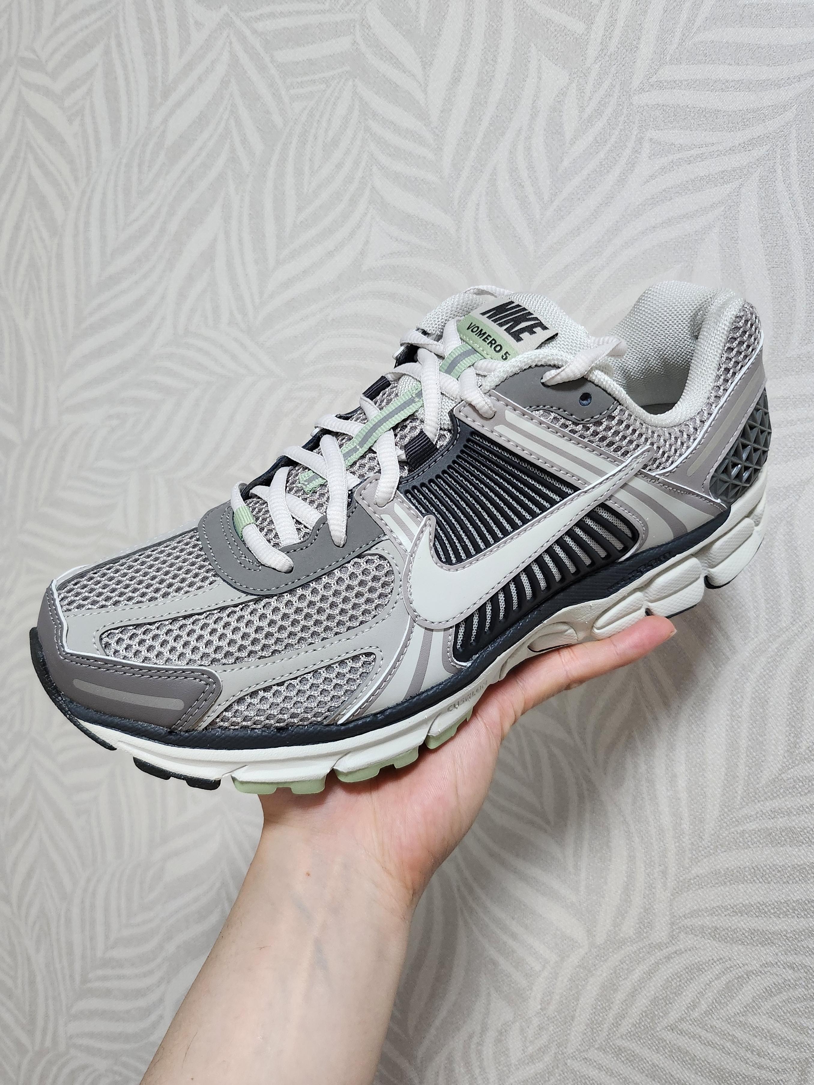 (W) Nike Zoom Vomero 5 Cobblestone and Flat Pewter 착용 스타일 - 1