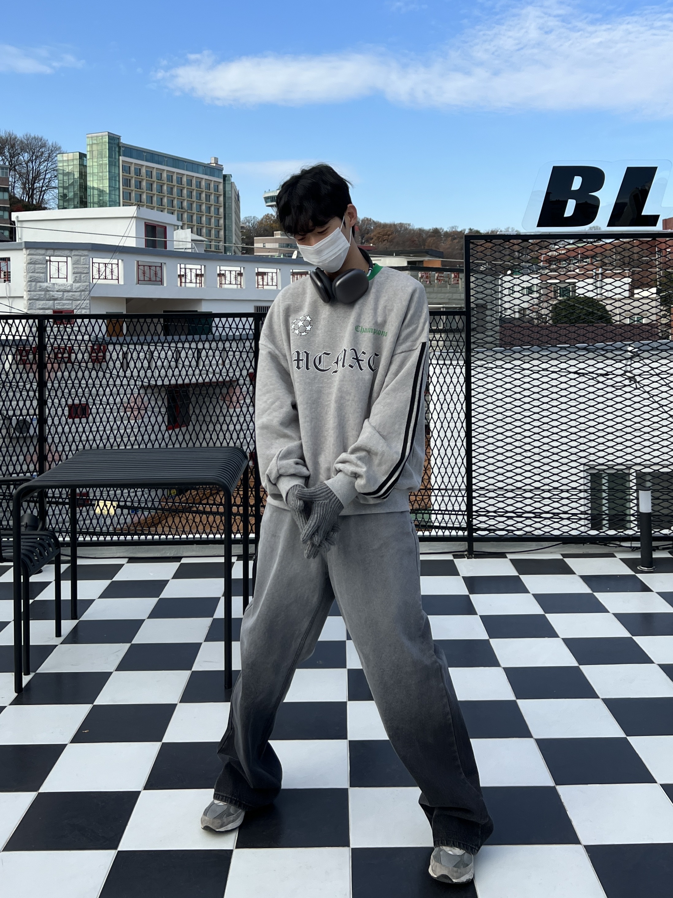(W) New Balance 993 Made in USA Grey - B Standard, Apple AirPods Max Lightning Space Gray (Korean Ver.) 착용 스타일 - 1
