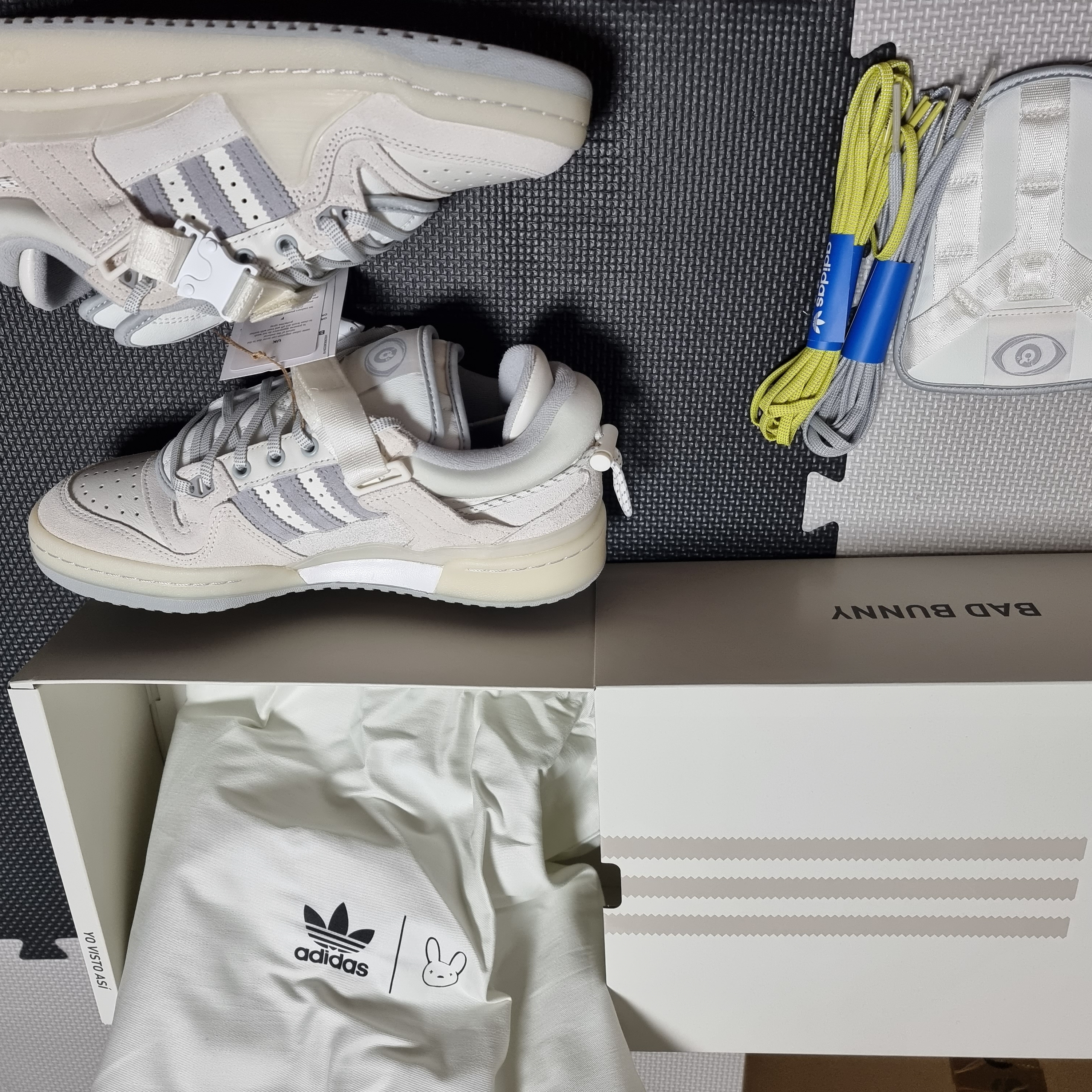 Adidas x Bad Bunny Forum Low Cloud White Clear Onix 착용 스타일 - 2