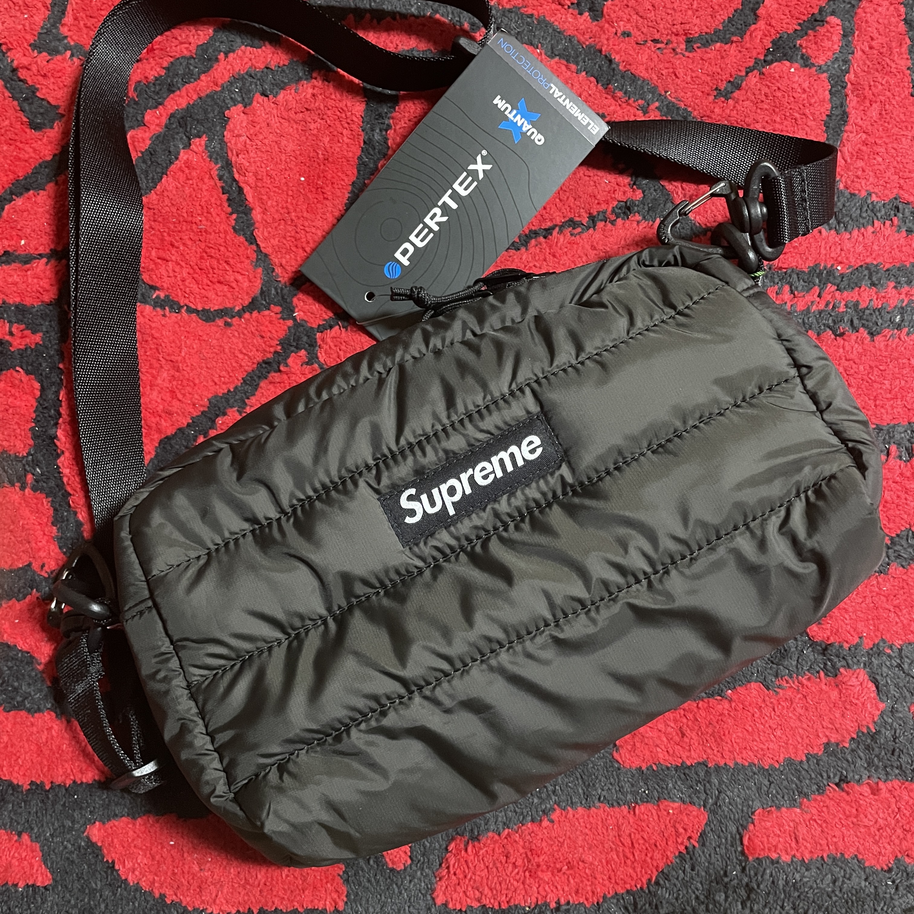 Jordan 1 Retro High OG Chicago 2022, Supreme Puffer Side Bag Black - 22FW 착용 스타일 - 5