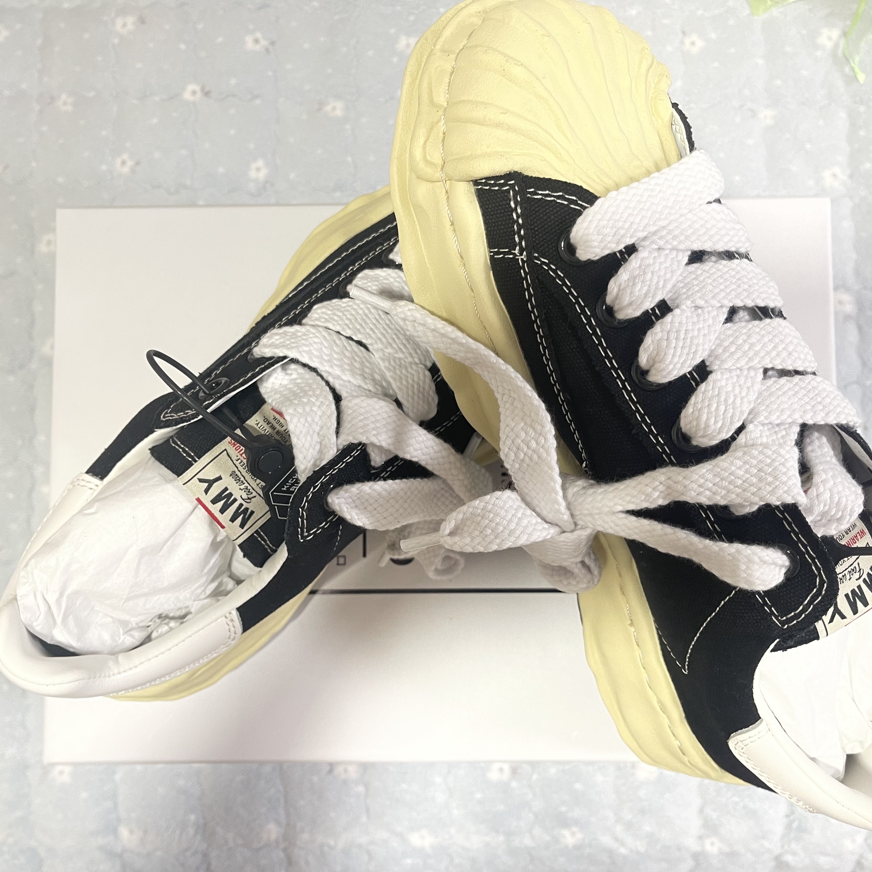 Maison Mihara Yasuhiro Blakey VL OG Sole Canvas Low-top Sneakers Black 착용 스타일 - 3