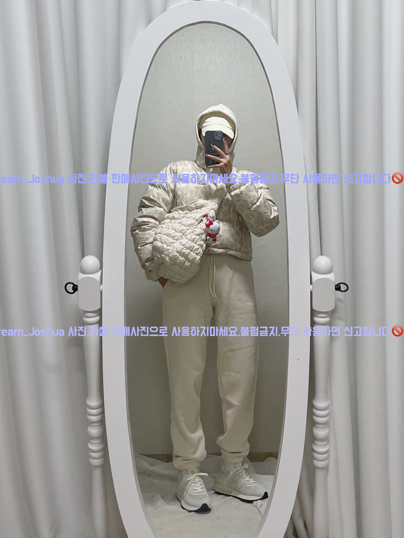 (W) The North Face Print Nuptse Short Jacket Silver Grey Leopard Print, COS Quilted Oversized Shoulder Bag Off White Light Beige 착용 스타일 - 4