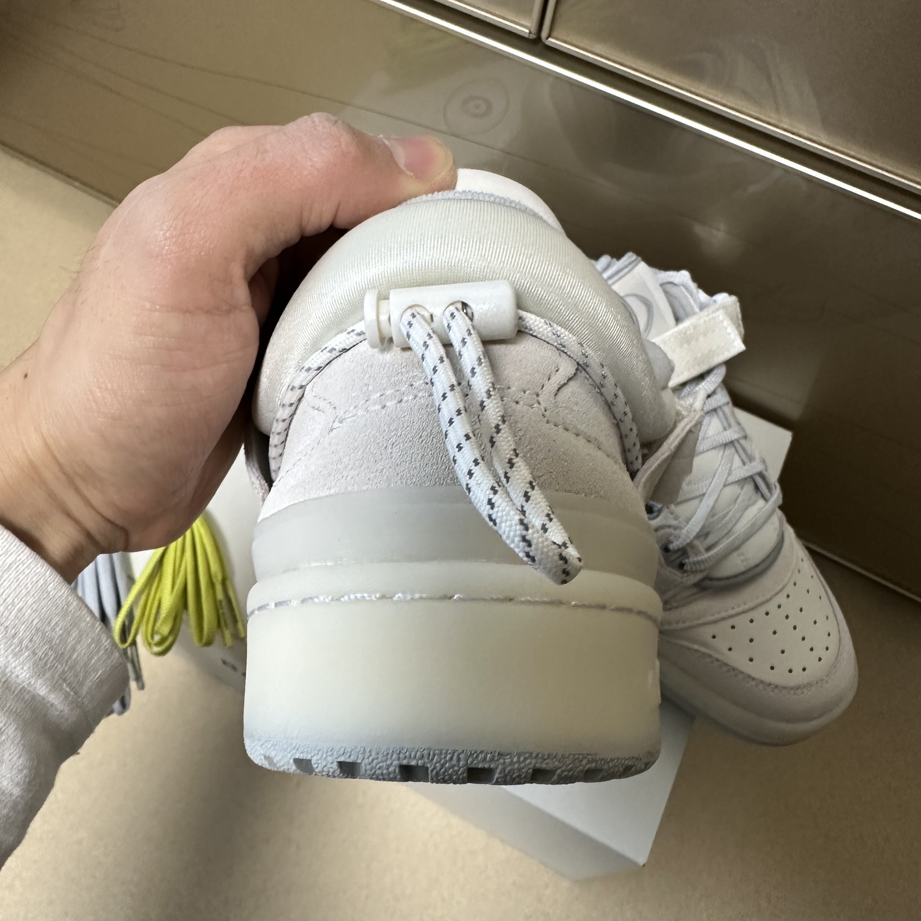 Adidas x Bad Bunny Forum Low Cloud White Clear Onix 착용 스타일 - 3