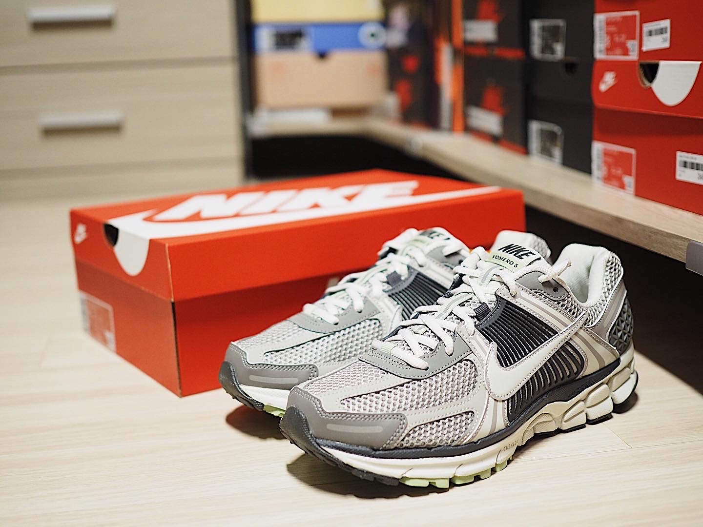 (W) Nike Zoom Vomero 5 Cobblestone and Flat Pewter 착용 스타일 - 2
