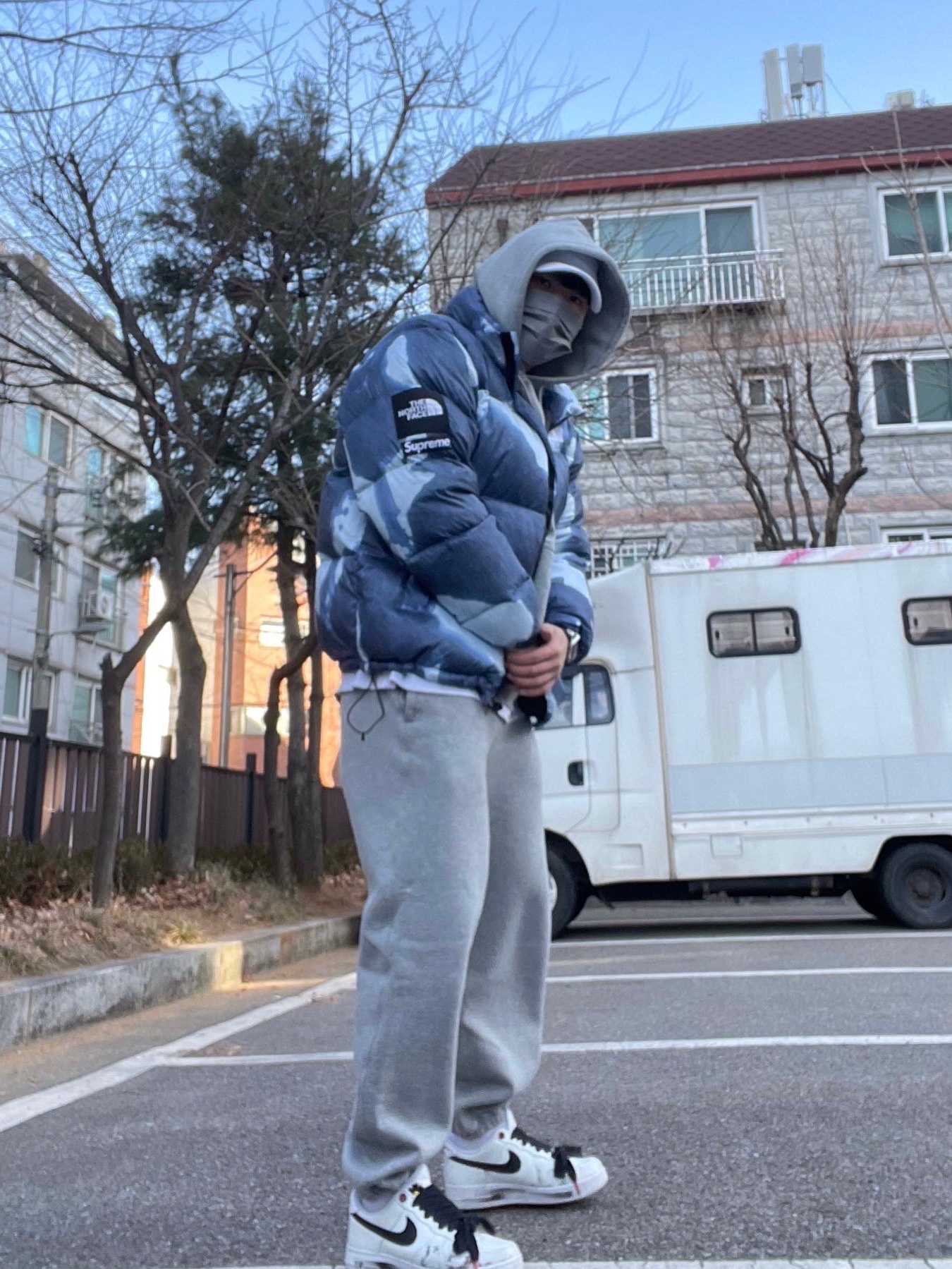 Supreme x The North Face Bleached Denim Print Nuptse Jacket Indigo - 21FW, Nike x Stussy NRG RA Pullover Hoodie Dark Grey Heather (DJ9488-063) 착용 스타일 - 4