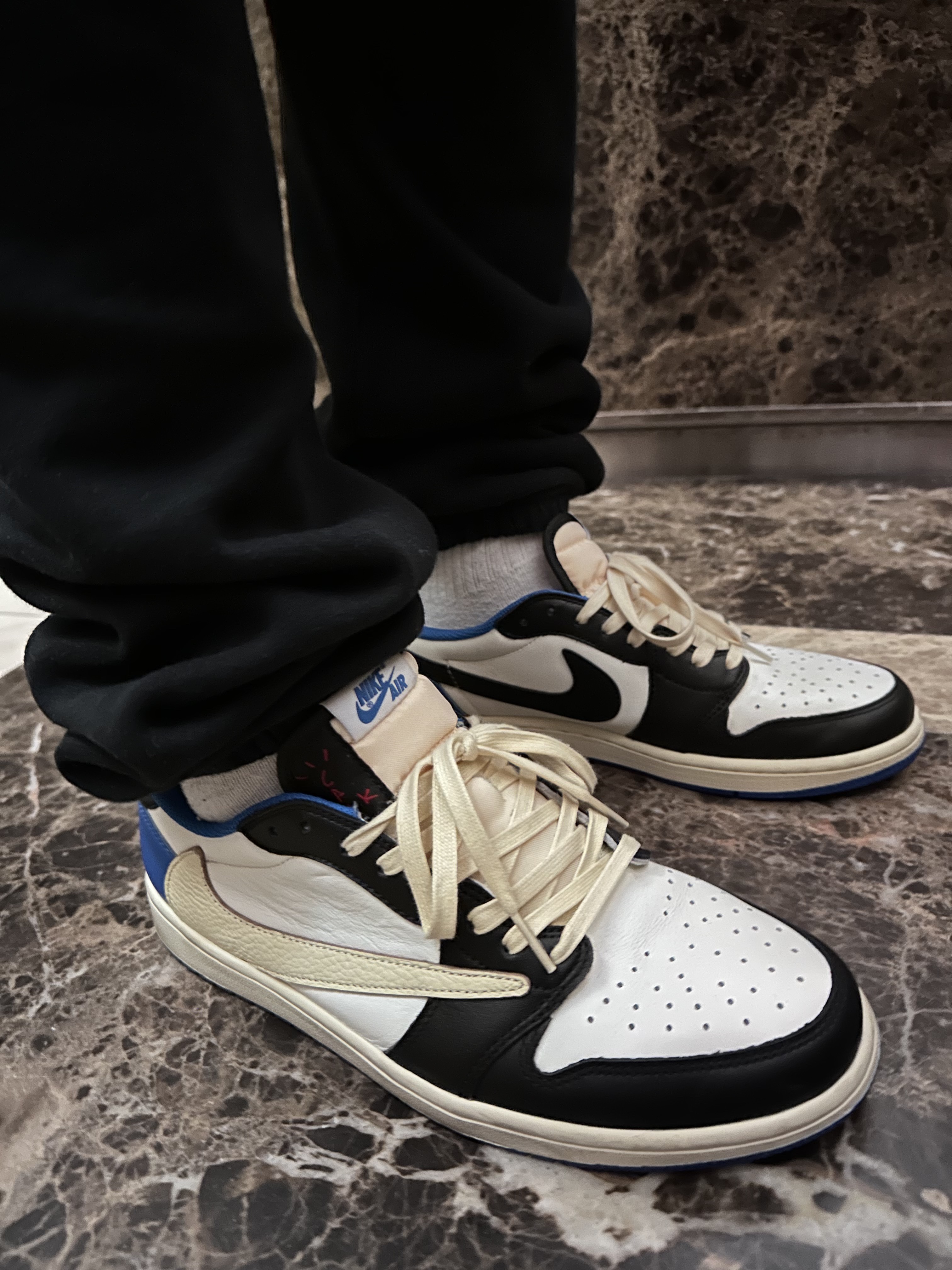 Jordan 1 x Travis Scott x Fragment Retro Low OG SP Military Blue, Essentials Puffer Jacket Black - 20FW 착용 스타일 - 3