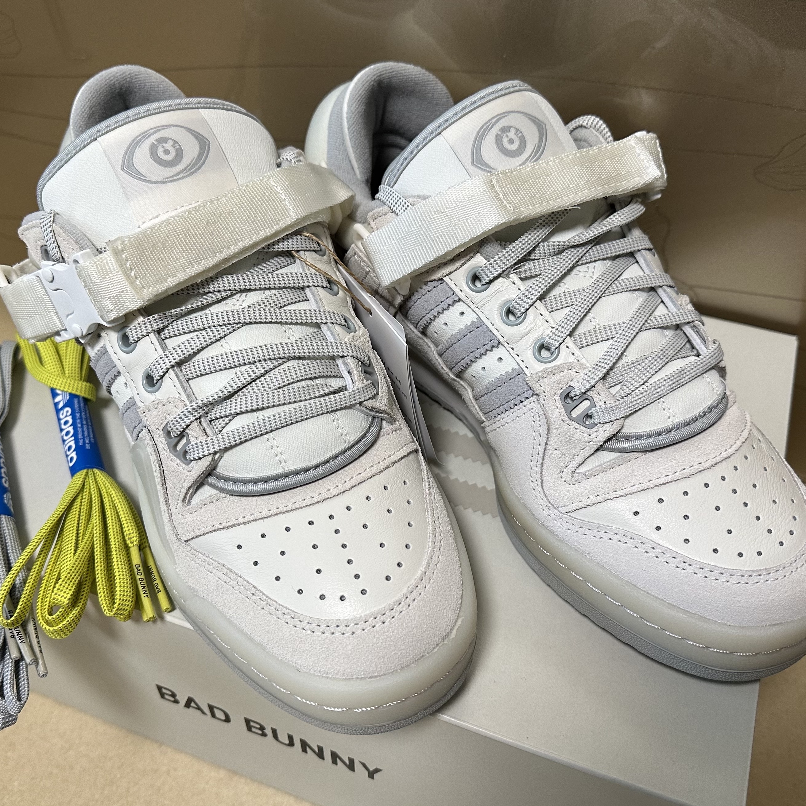 Adidas x Bad Bunny Forum Low Cloud White Clear Onix 착용 스타일 - 1