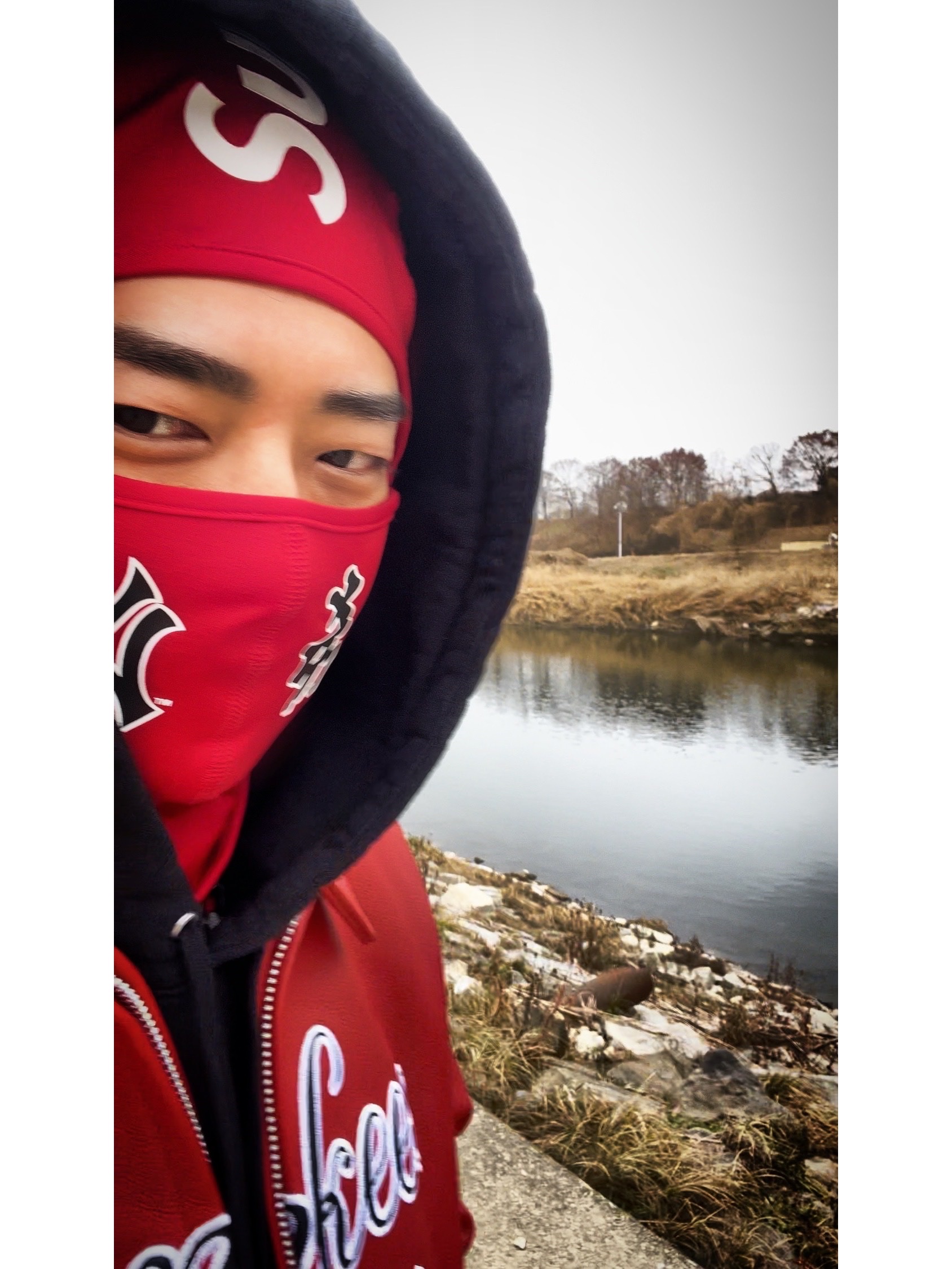 Supreme x MLB Kanji Teams Lightweight Balaclava Yankees Red - 22FW, Supreme x MLB Kanji Teams Lightweight Balaclava White Sox Black - 22FW 착용 스타일 - 2