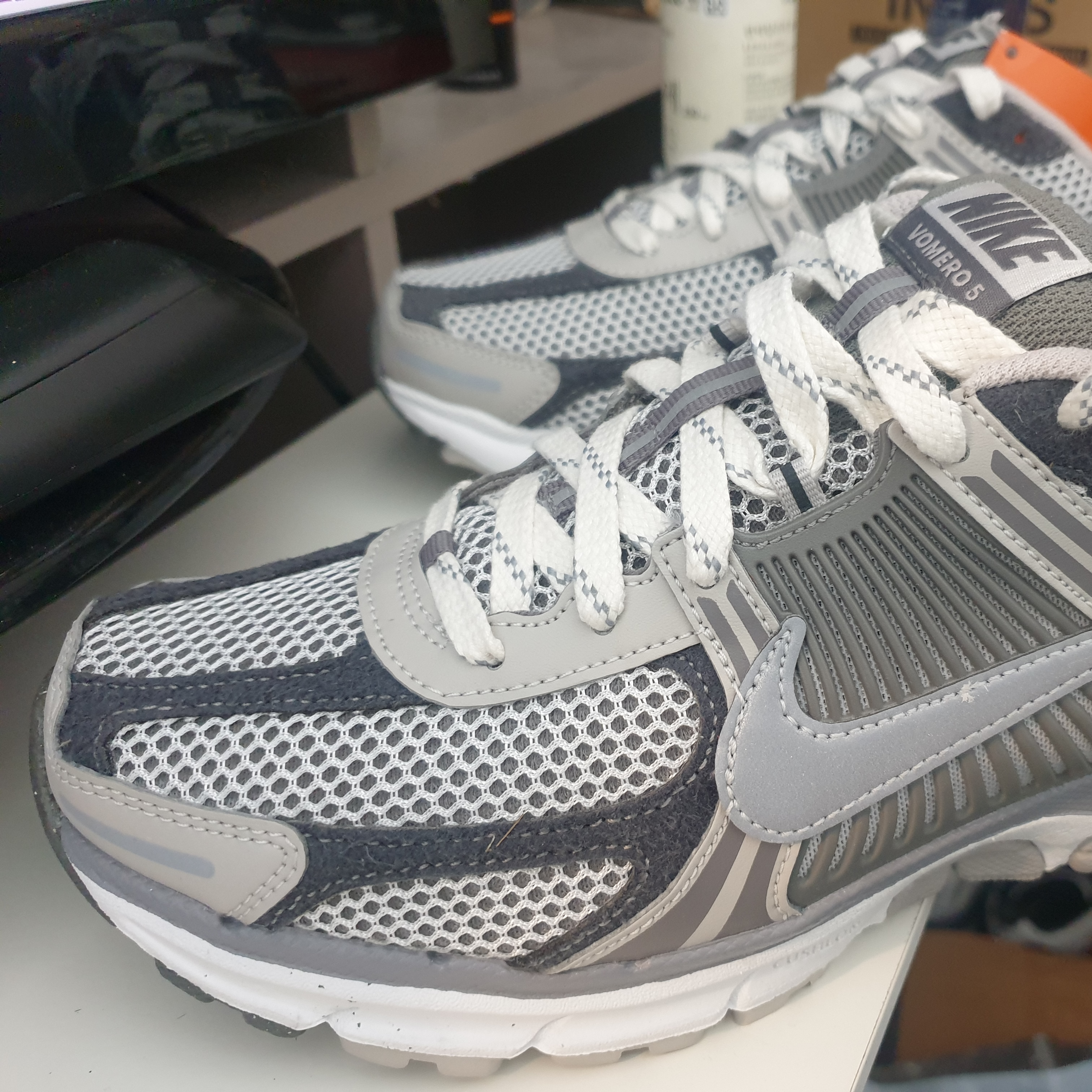 Nike Zoom Vomero 5 PRM Light Iron Ore and Flat Fewter 착용 스타일 - 1
