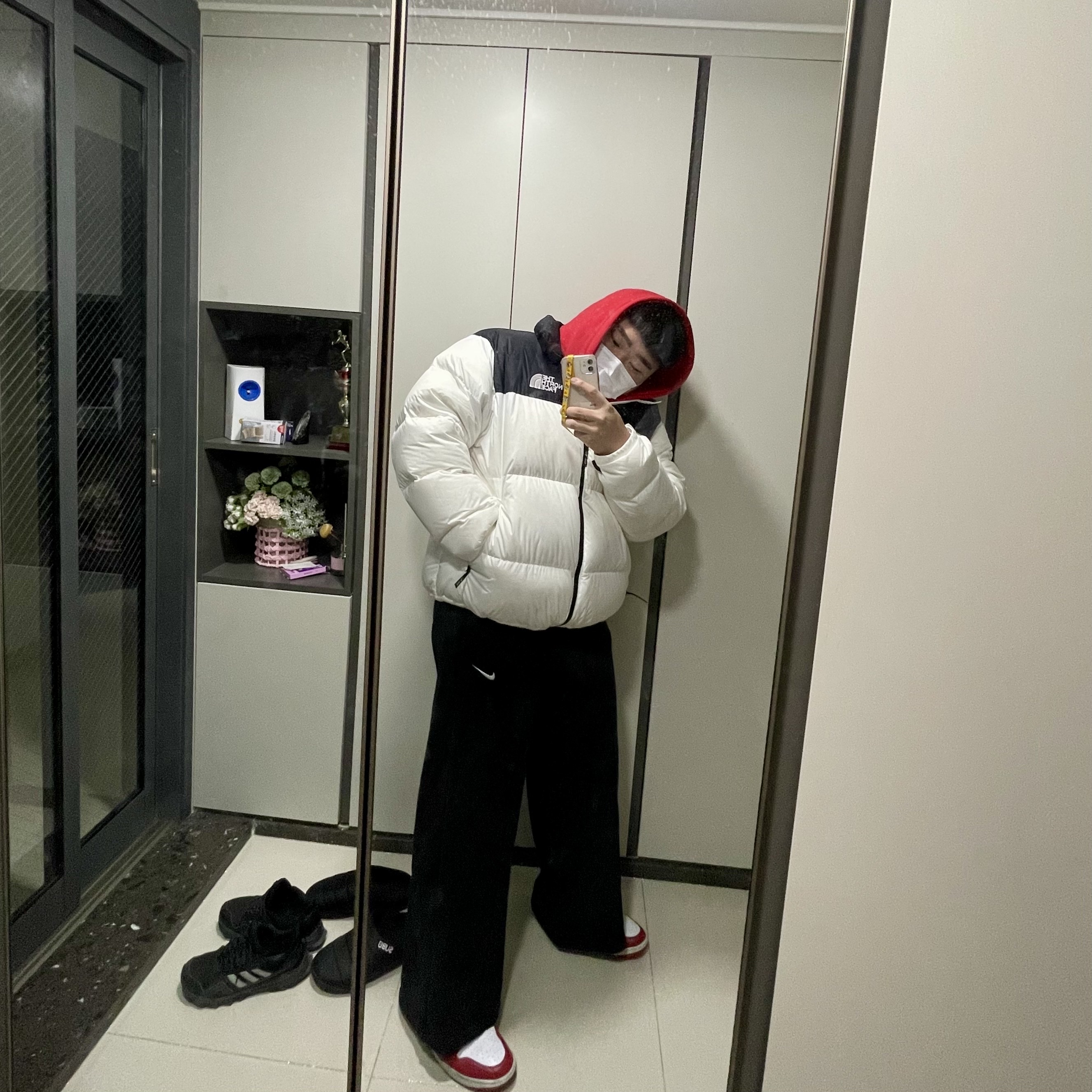 Jordan 1 Low Golf Chicago, The North Face 1996 Eco Nuptse Jacket White 착용 스타일