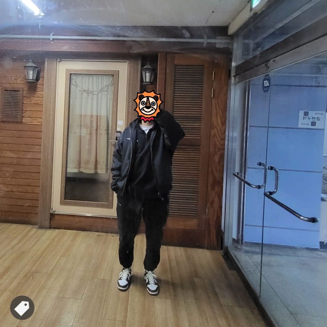 Nike NRG Solo Swoosh Satin Bomber Jacket Black Kumquat - US/EU, Nike NRG Solo Swoosh Satin Bomber Jacket Black Kumquat - Asia 착용 스타일