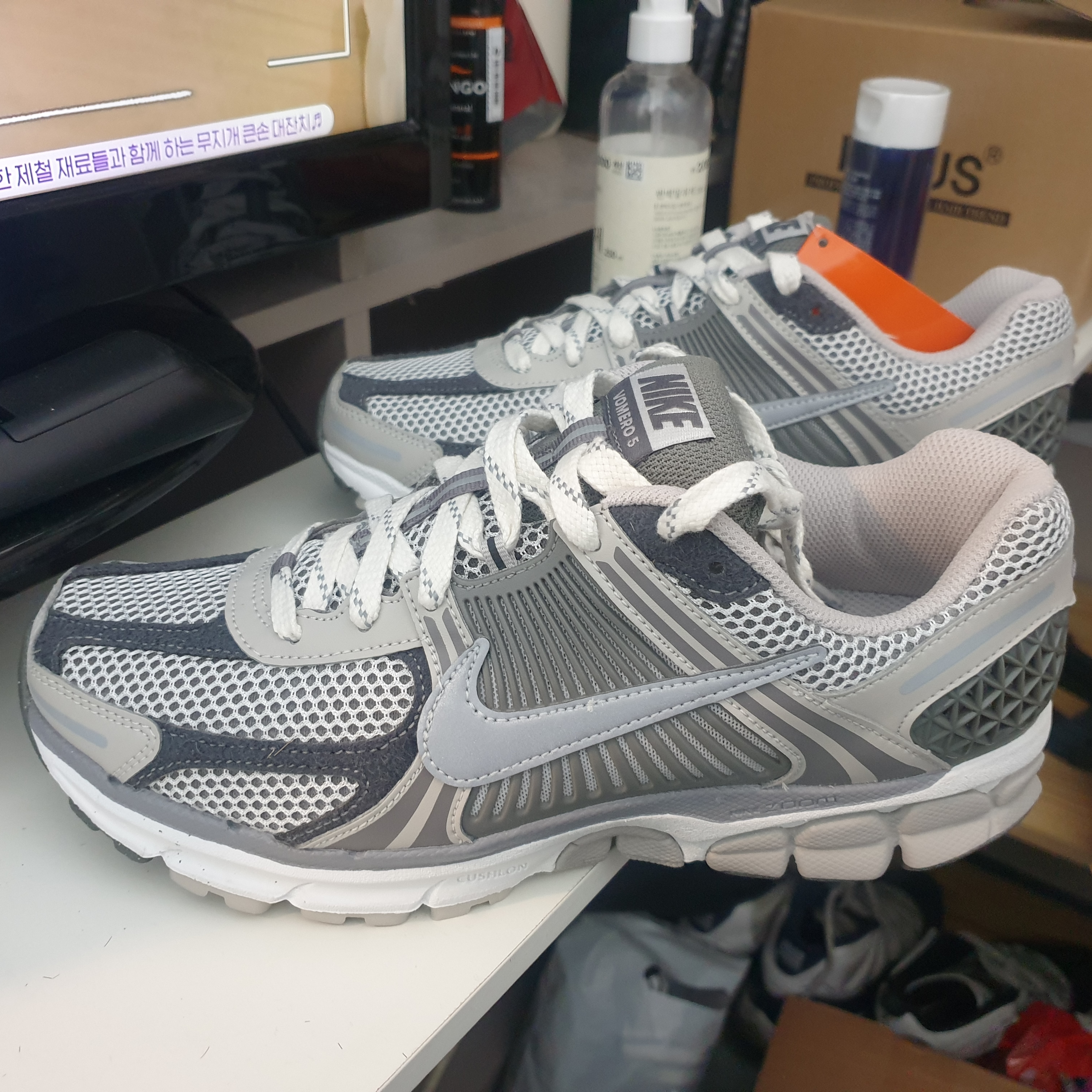 Nike Zoom Vomero 5 PRM Light Iron Ore and Flat Fewter 착용 스타일 - 2