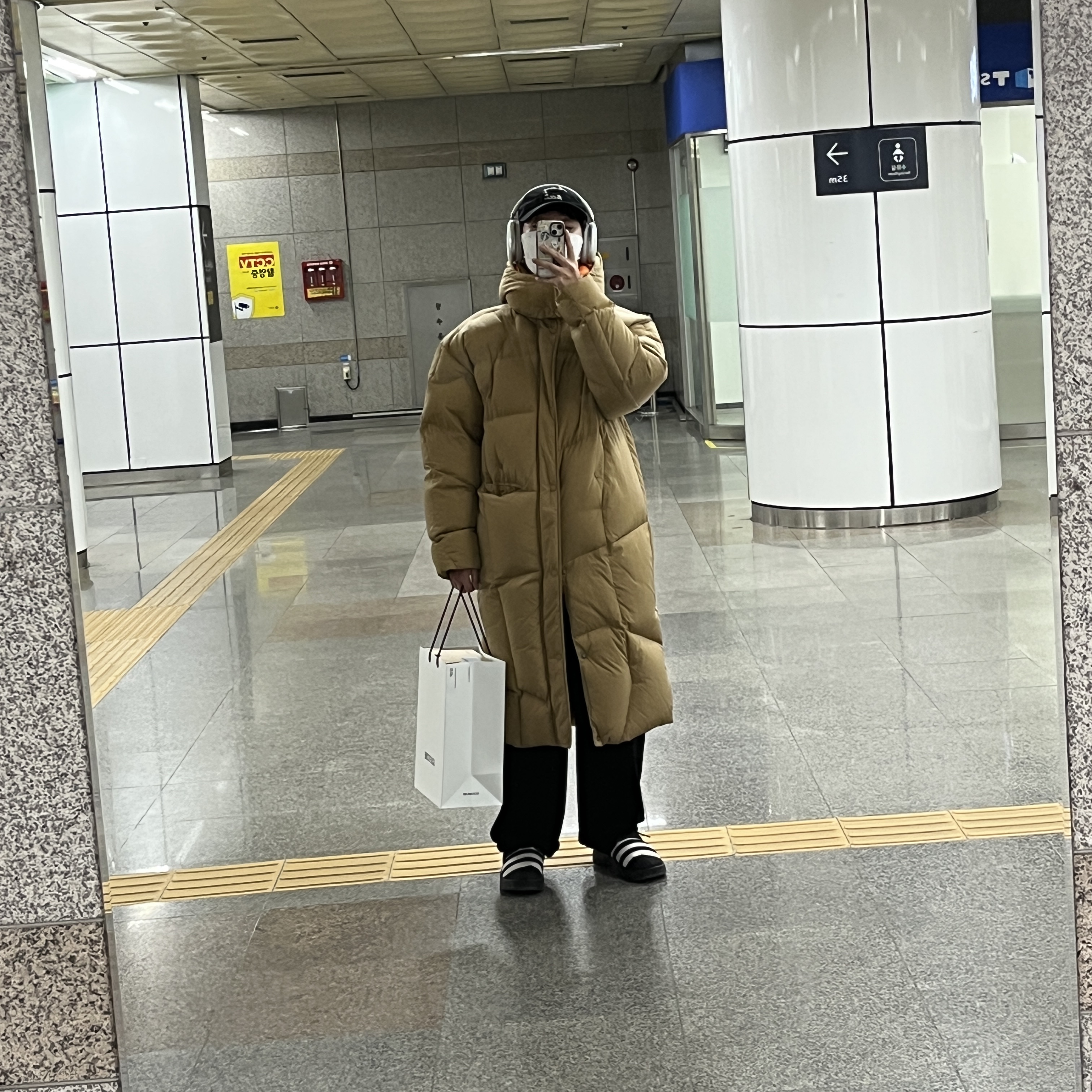 Adidas Puffylette Core Black, Zara x Ader Error Longline Quilted Jacket Taupe Brown 착용 스타일