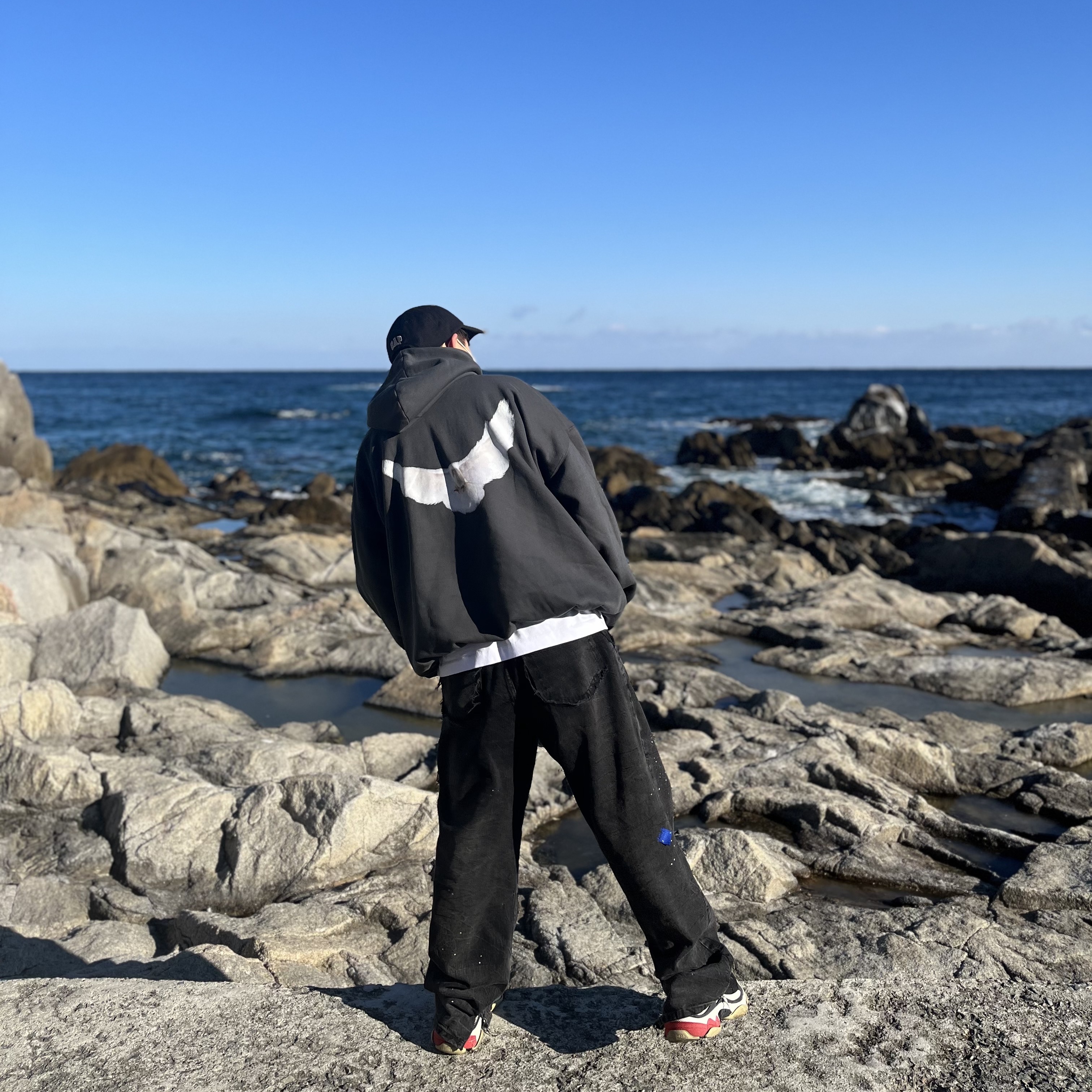 Yeezy Gap Engineered By Balenciaga Flame Cap Black, Yeezy Gap Engineered By Balenciaga Dove Hoodie Black 착용 스타일 - 3